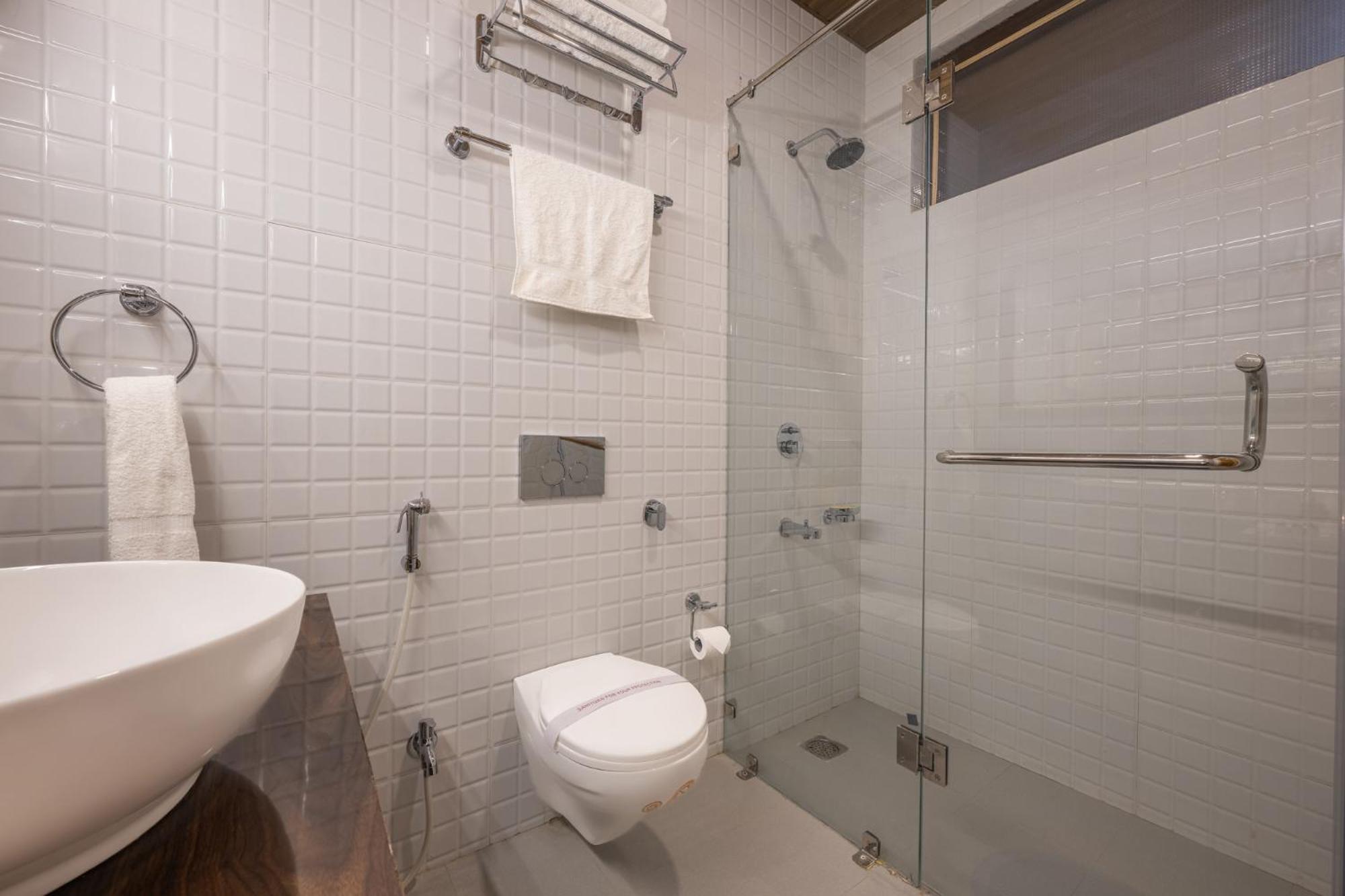 Double Room with Lake View - Photo 2