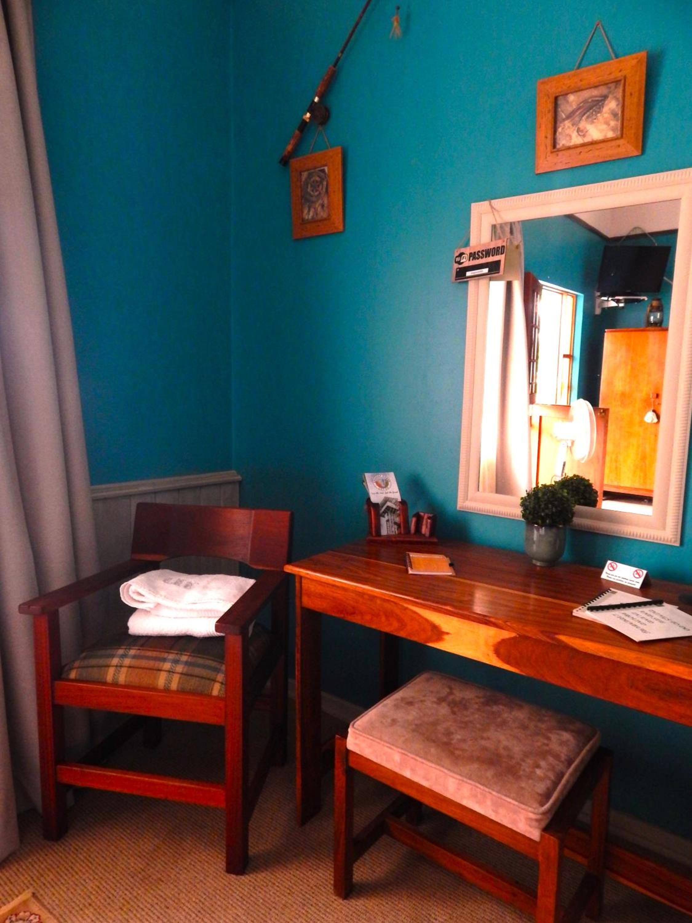Standard Queen Room - Photo 8