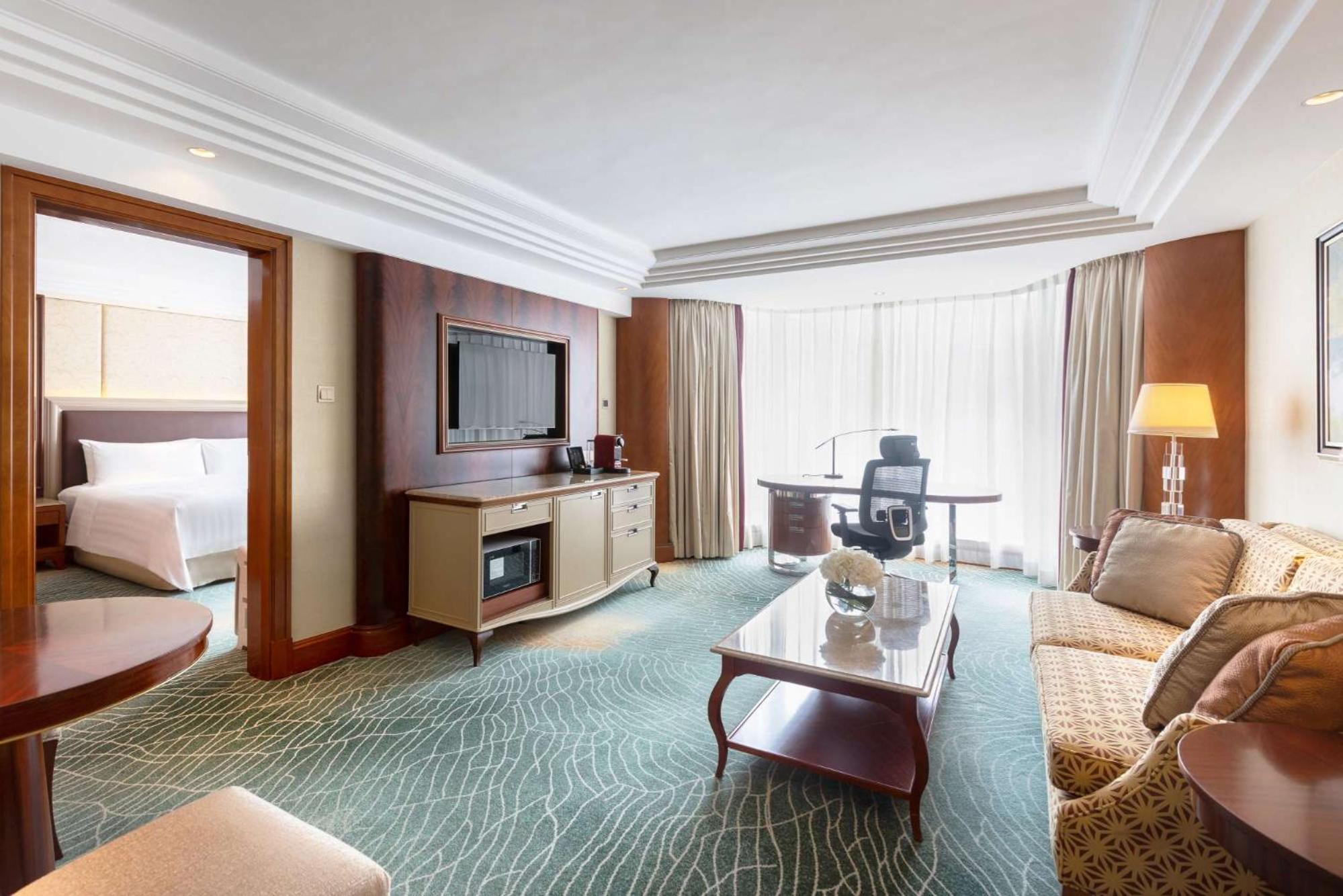 Executive Suite with Horizon Club Benefits