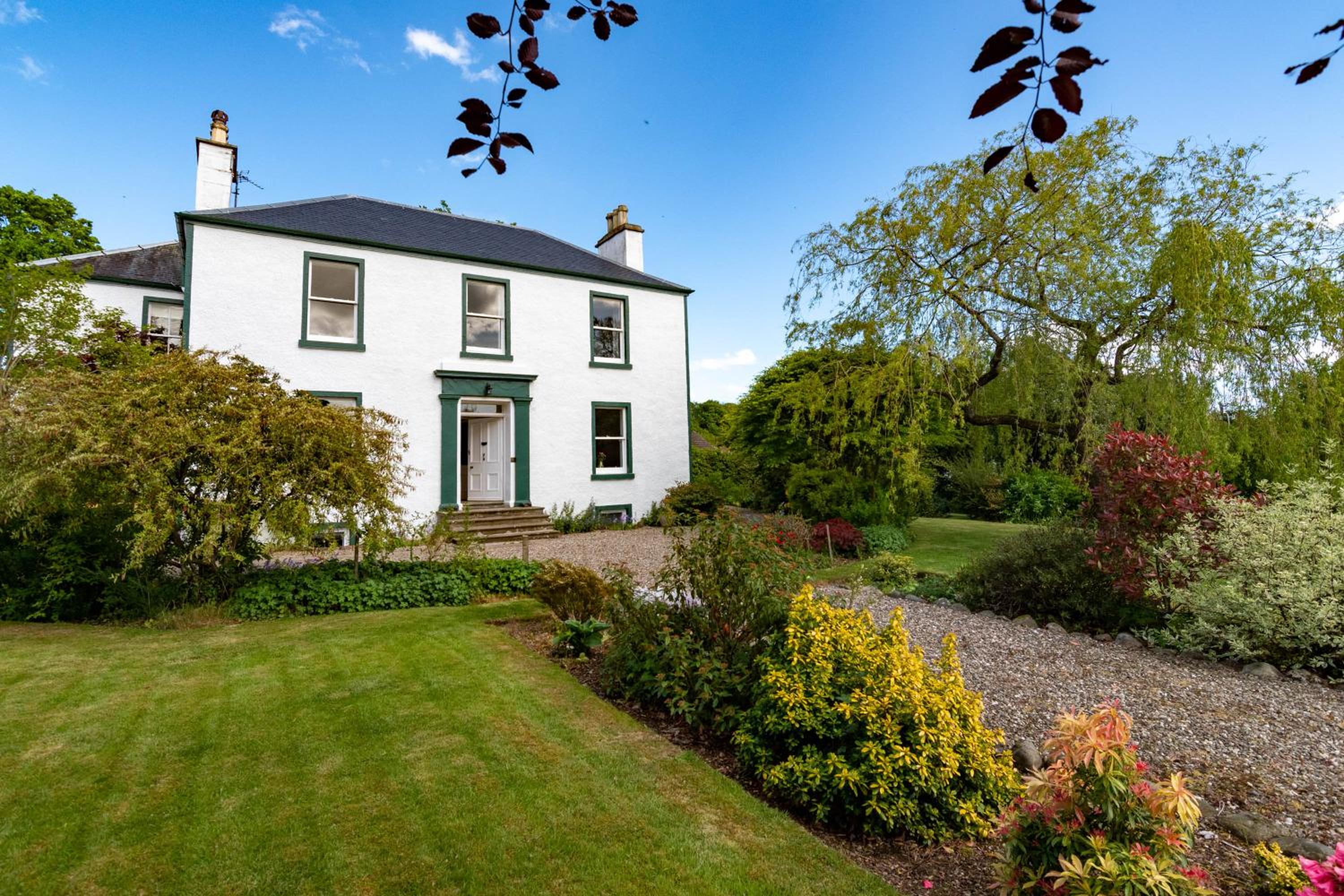 Six-Bedroom House photo 2