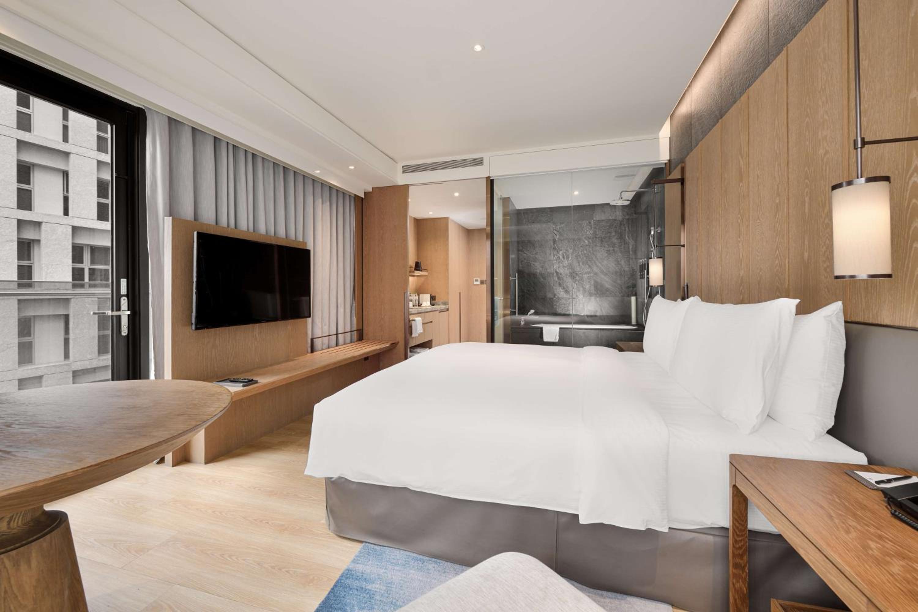 Corner King Room with Balcony thumbnail 6