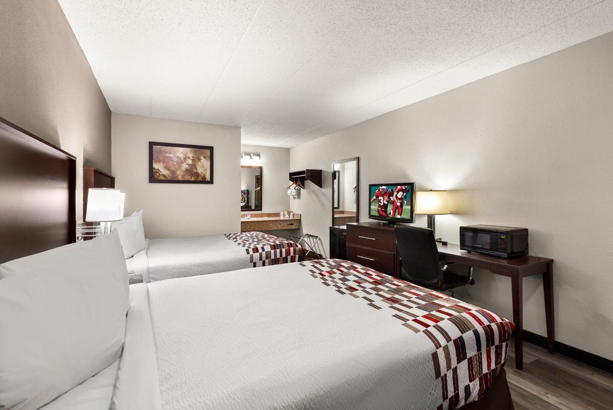 Standard Room with Two Queen Beds Non-Smoking - Photo 3