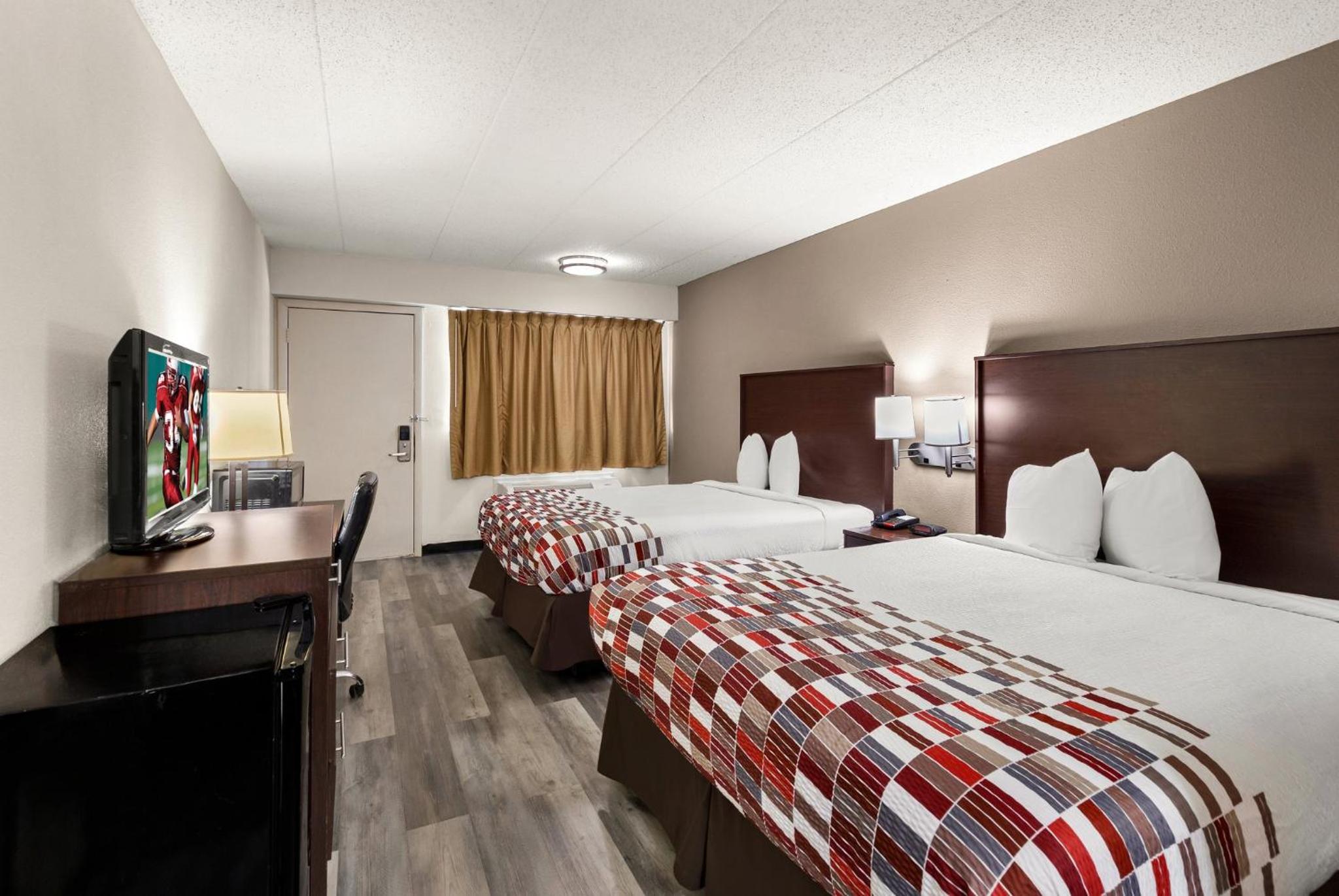 Standard Room with Two Queen Beds Non-Smoking - Photo 4