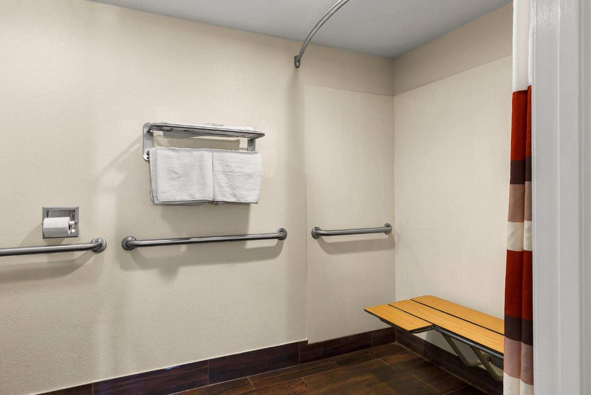 Standard King Room Disability Access Roll-ln Shower Non-Smoking - Photo 2
