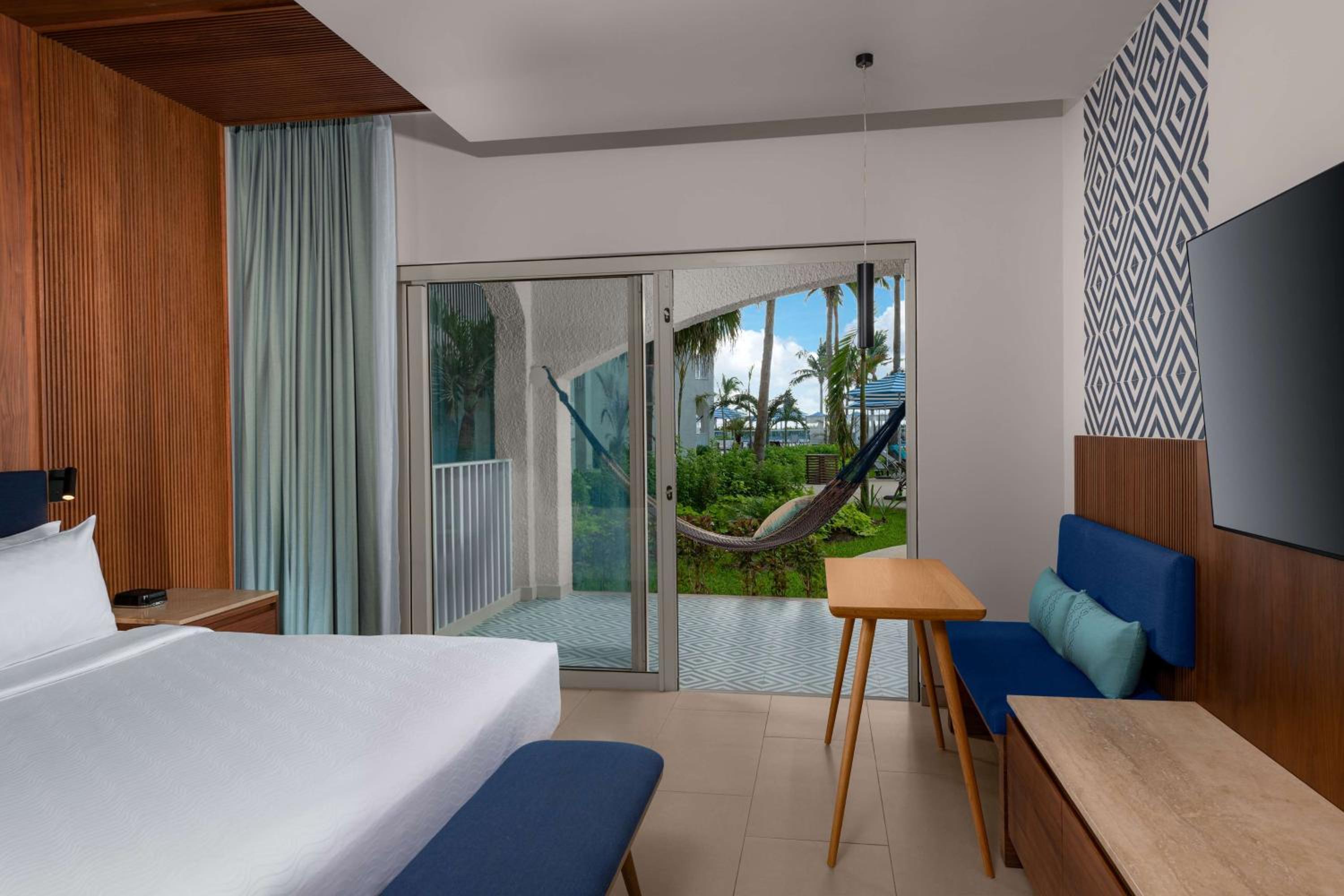 Suite King con Dos Camas Murphy y Piscina - Patio