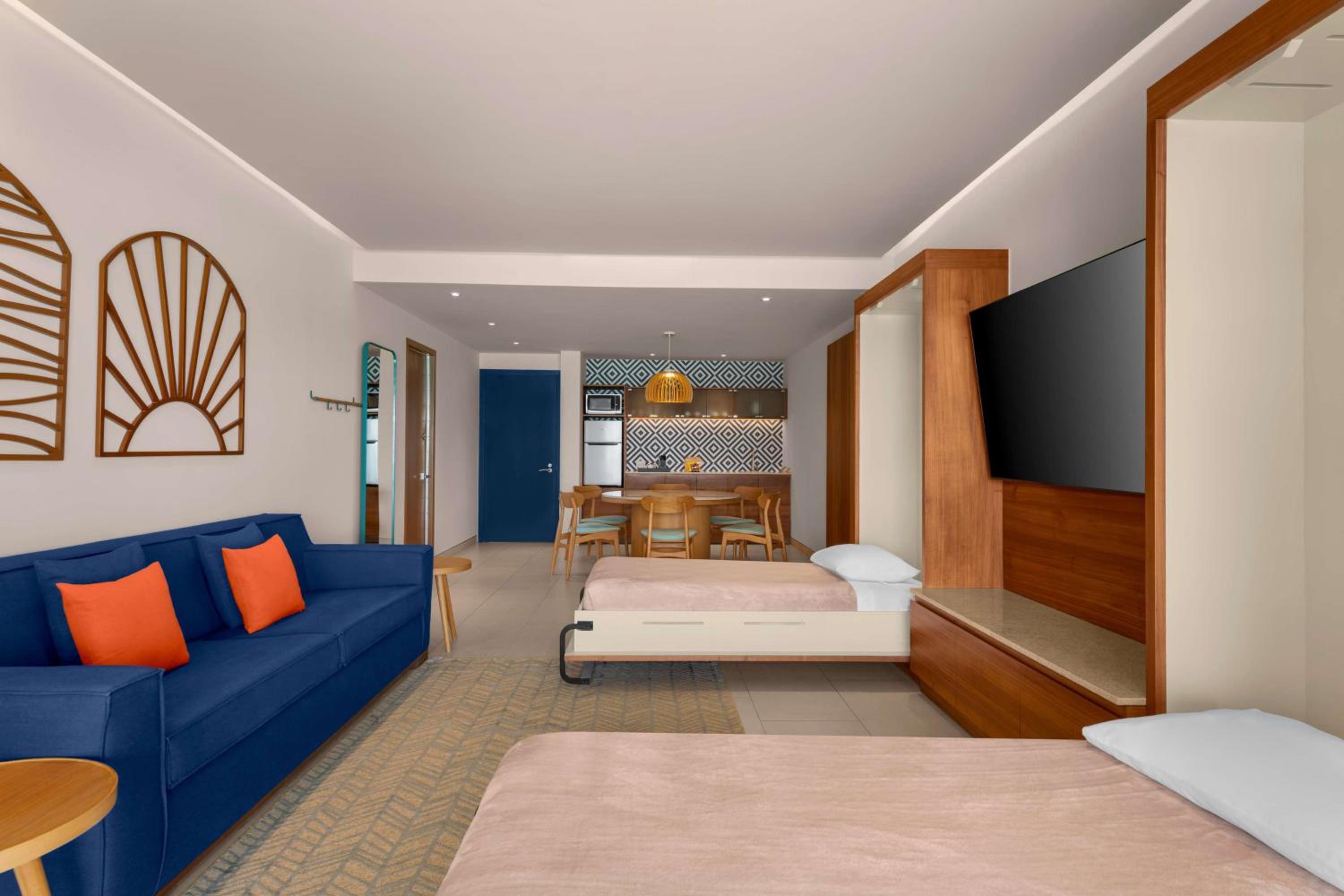 Suite Premium King con Dos Camas Murphy y Vista al Océano
