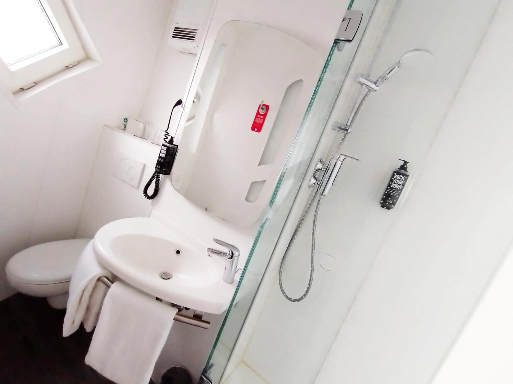 Standard Double Room - Photo 8