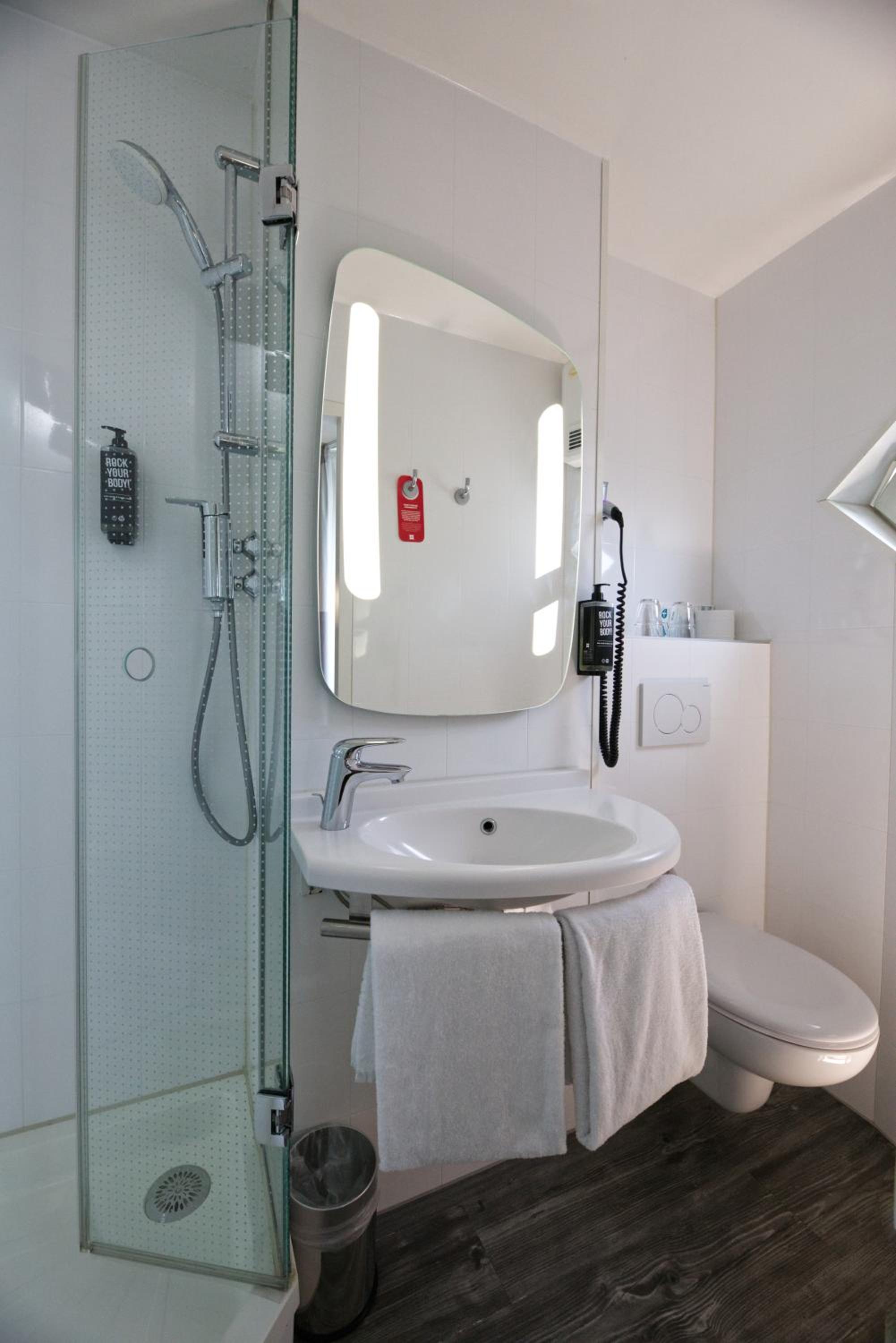 Standard Twin Room - Photo 3