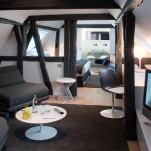 Luxury Suite - Photo 5