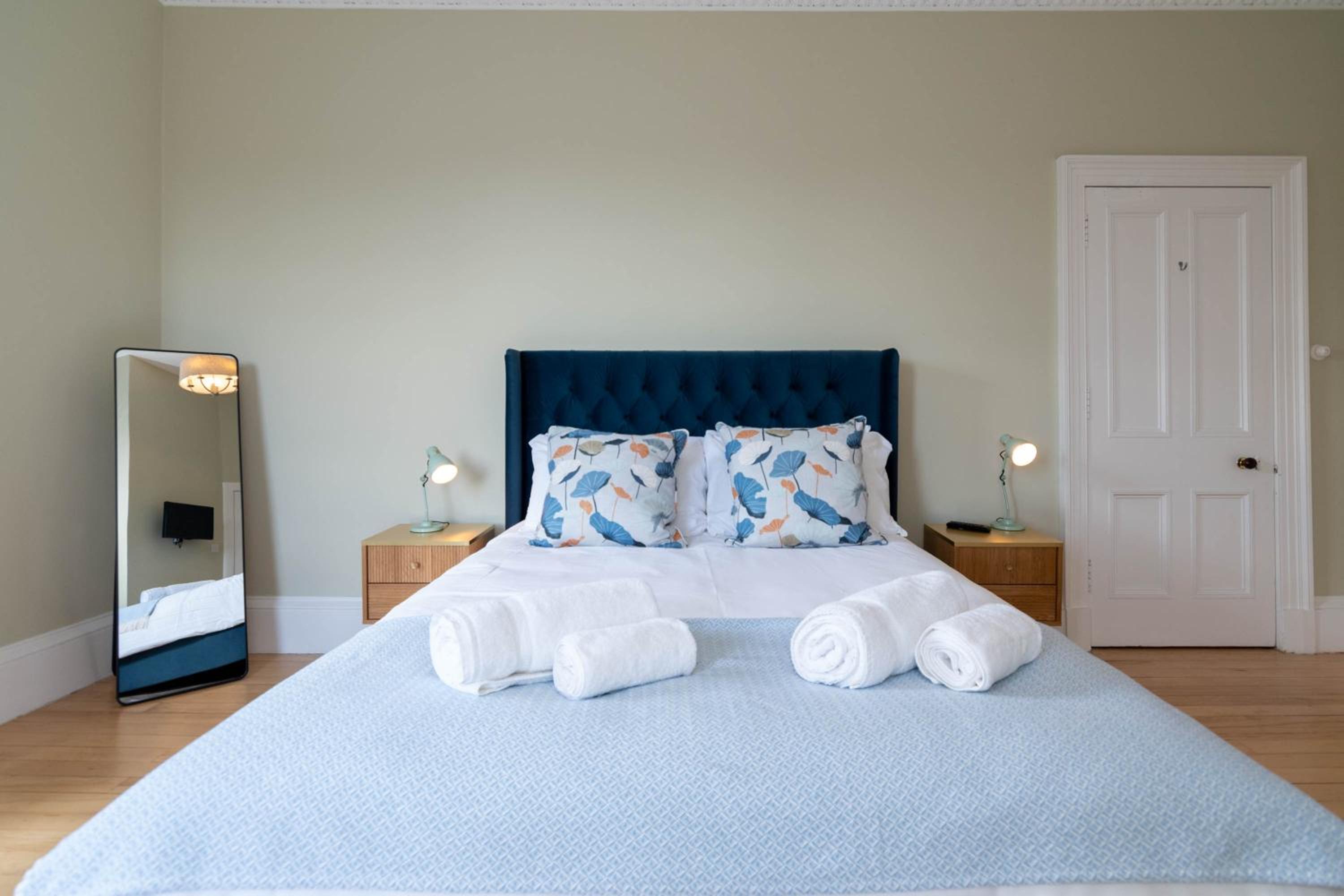Six-Bedroom House photo 1