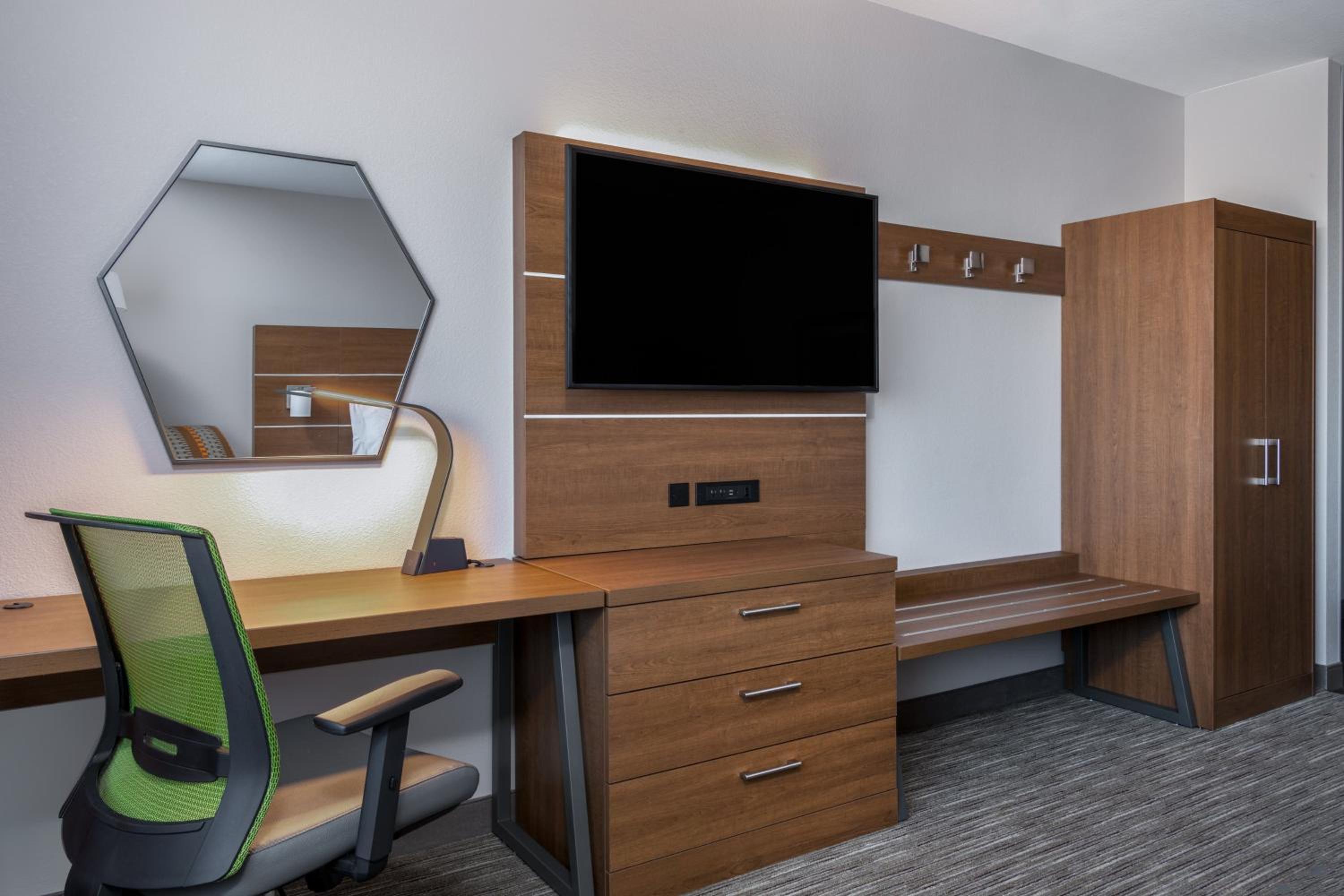 King Room - Hearing Accessible/Non-Smoking  - Photo 6