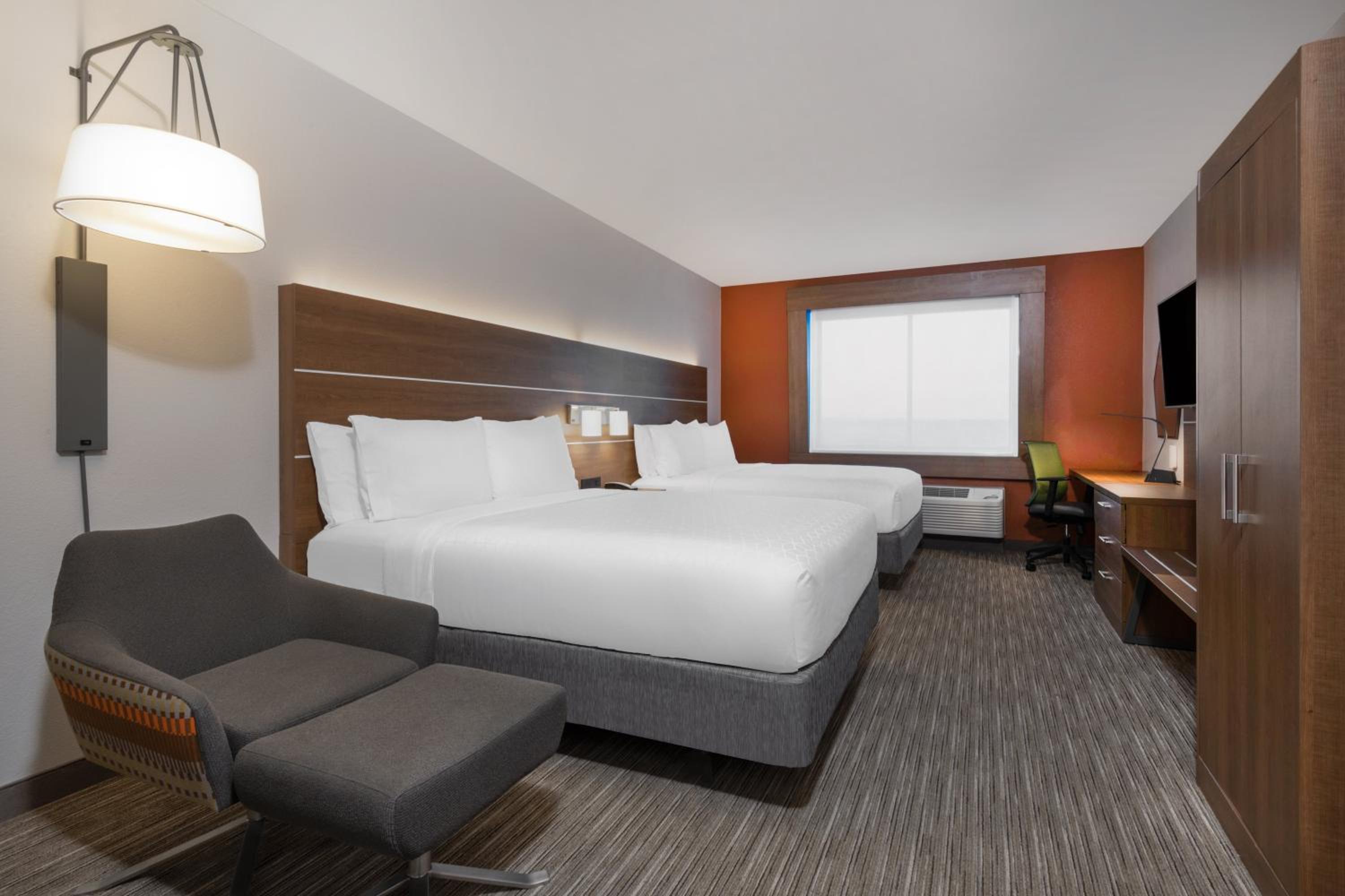 Standard Queen Room with Two Queen Beds and Roll-In Shower - Mobility Access - Photo 1