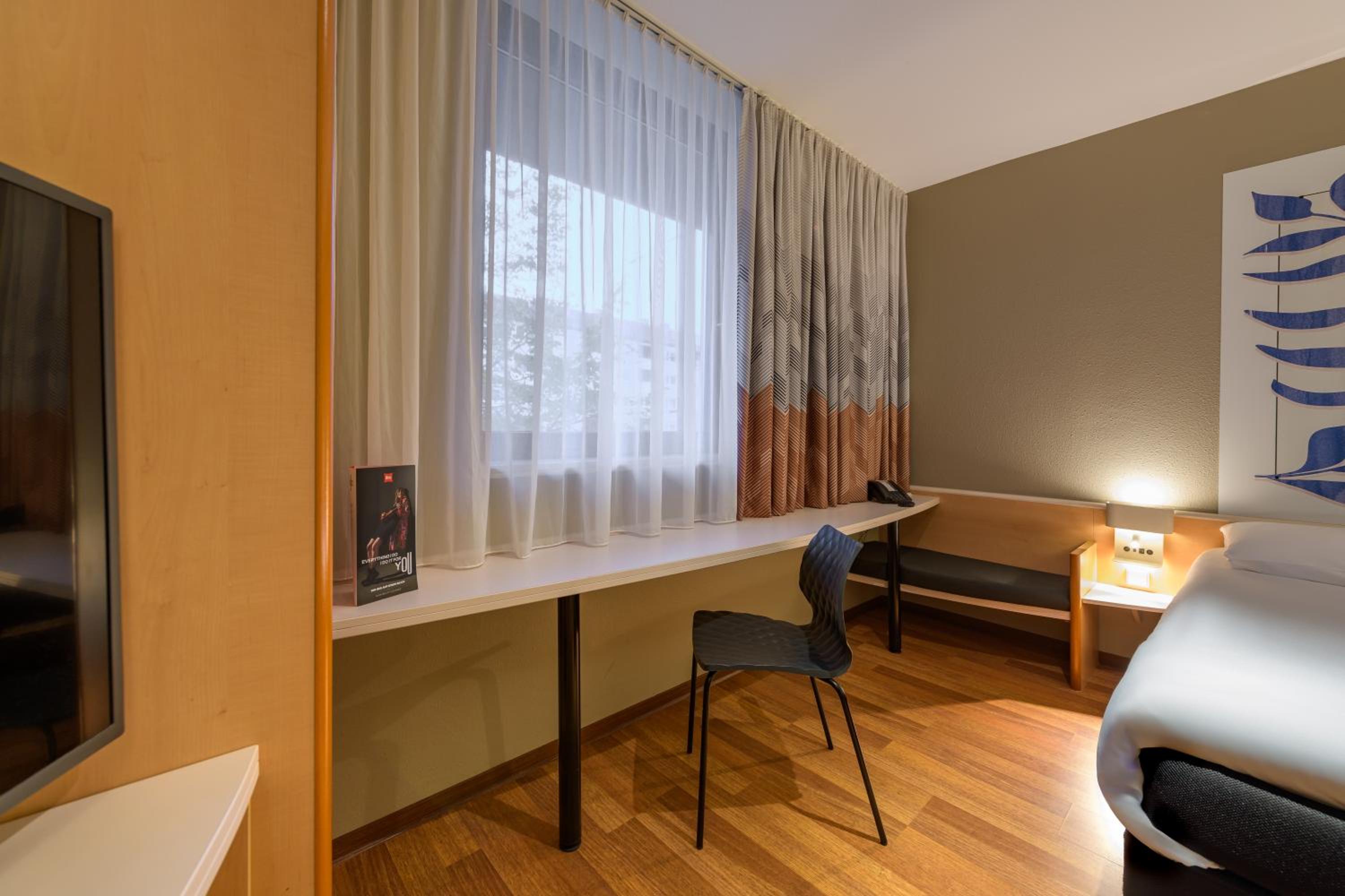 Standard Double Room - Photo 8