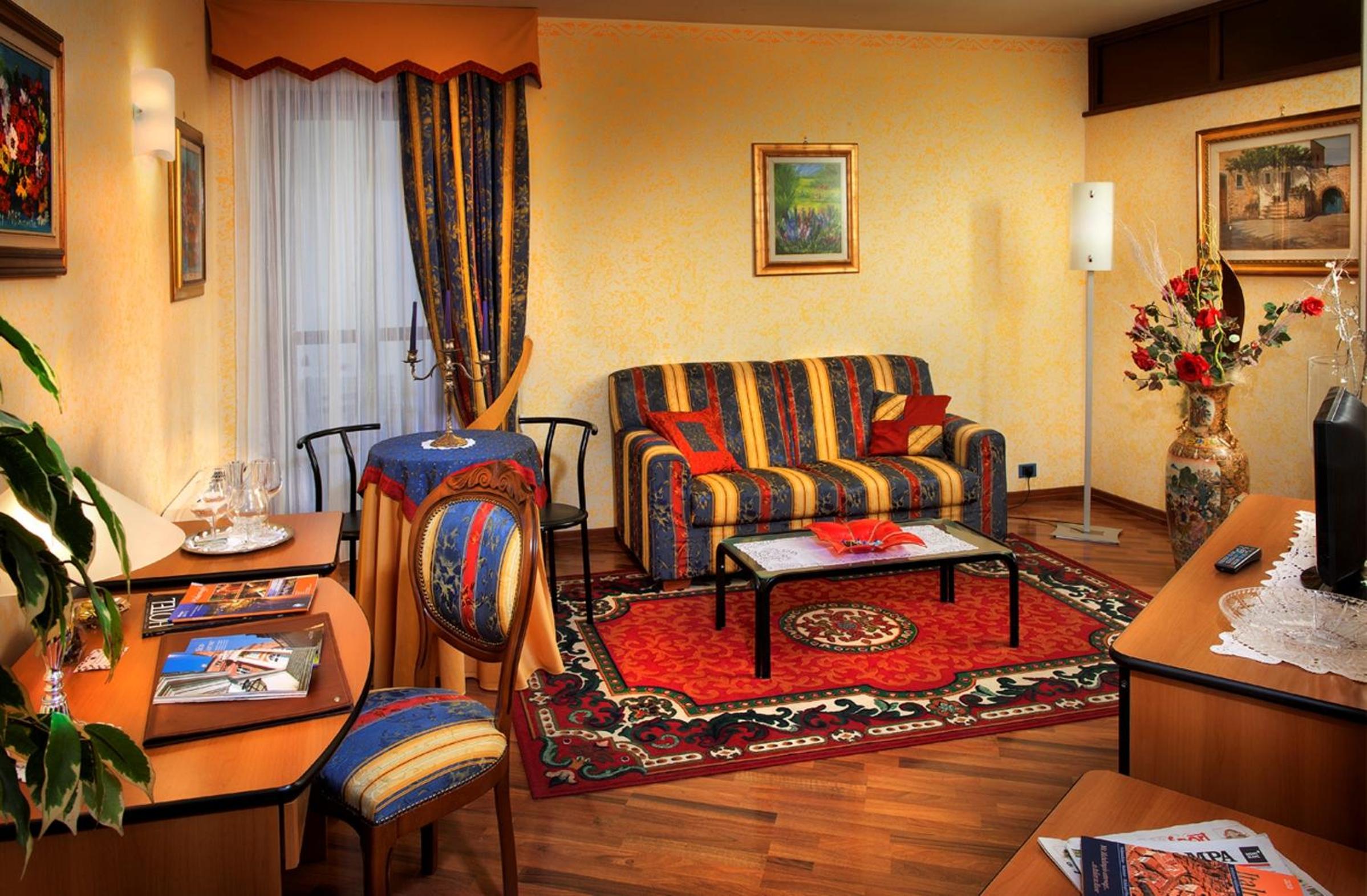 Suite with Balcony - Photo 6
