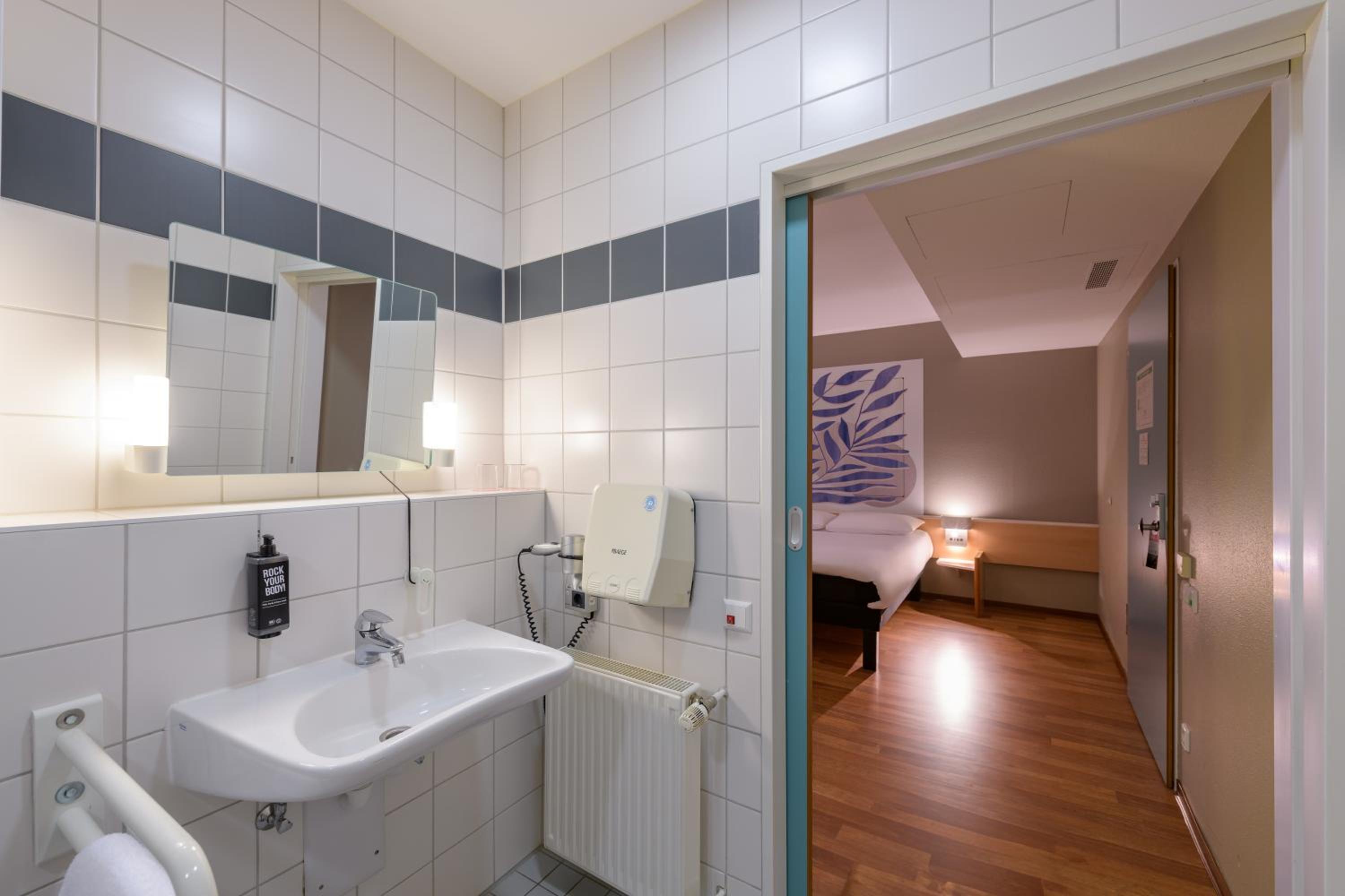 Standard Double Room - Photo 13