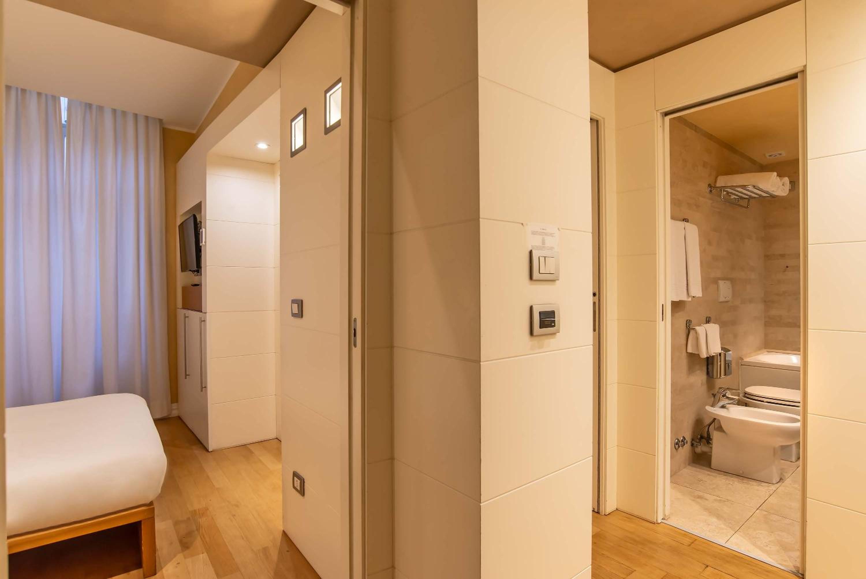 Superior Double Room thumbnail 5