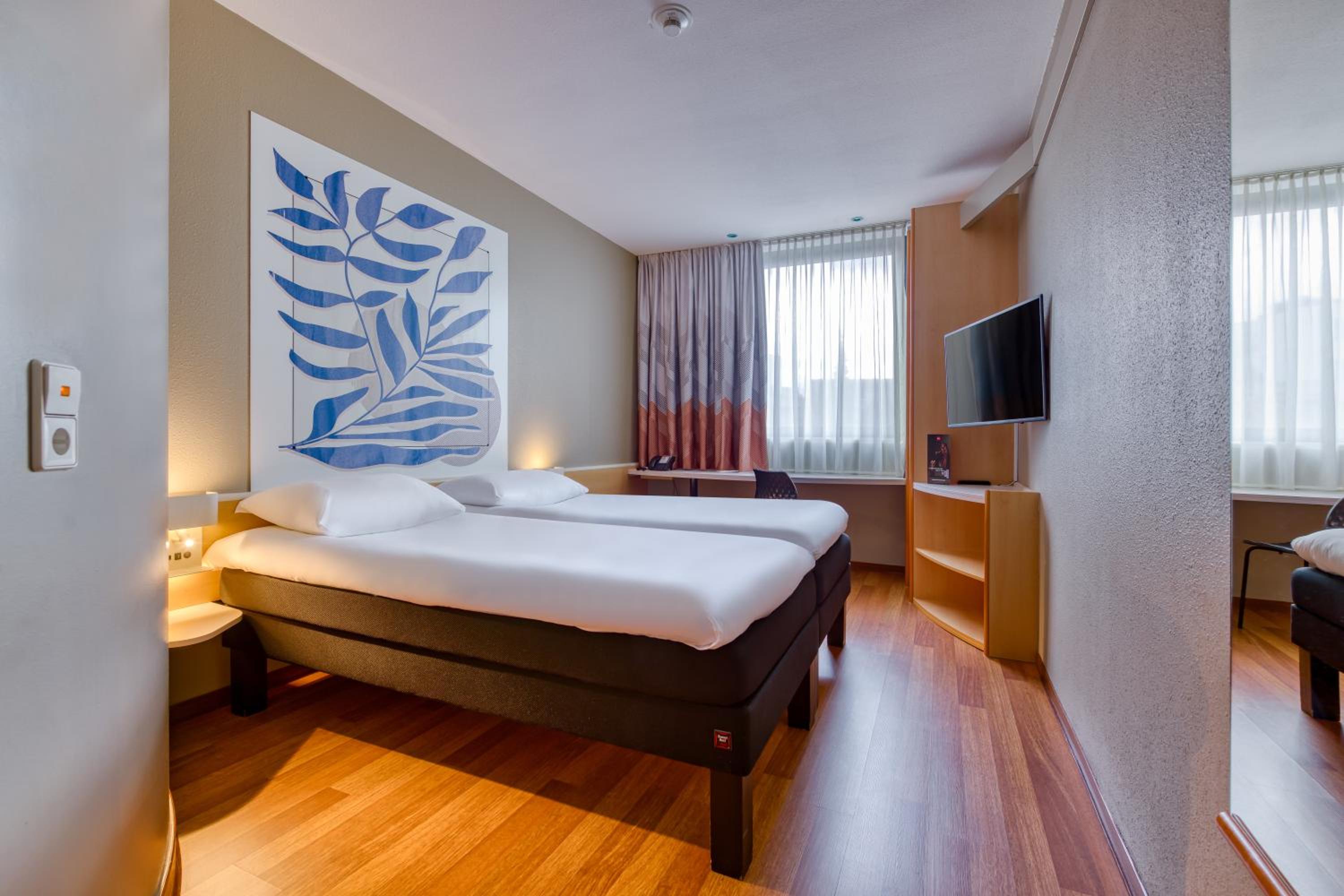 Twin Room - Photo 12