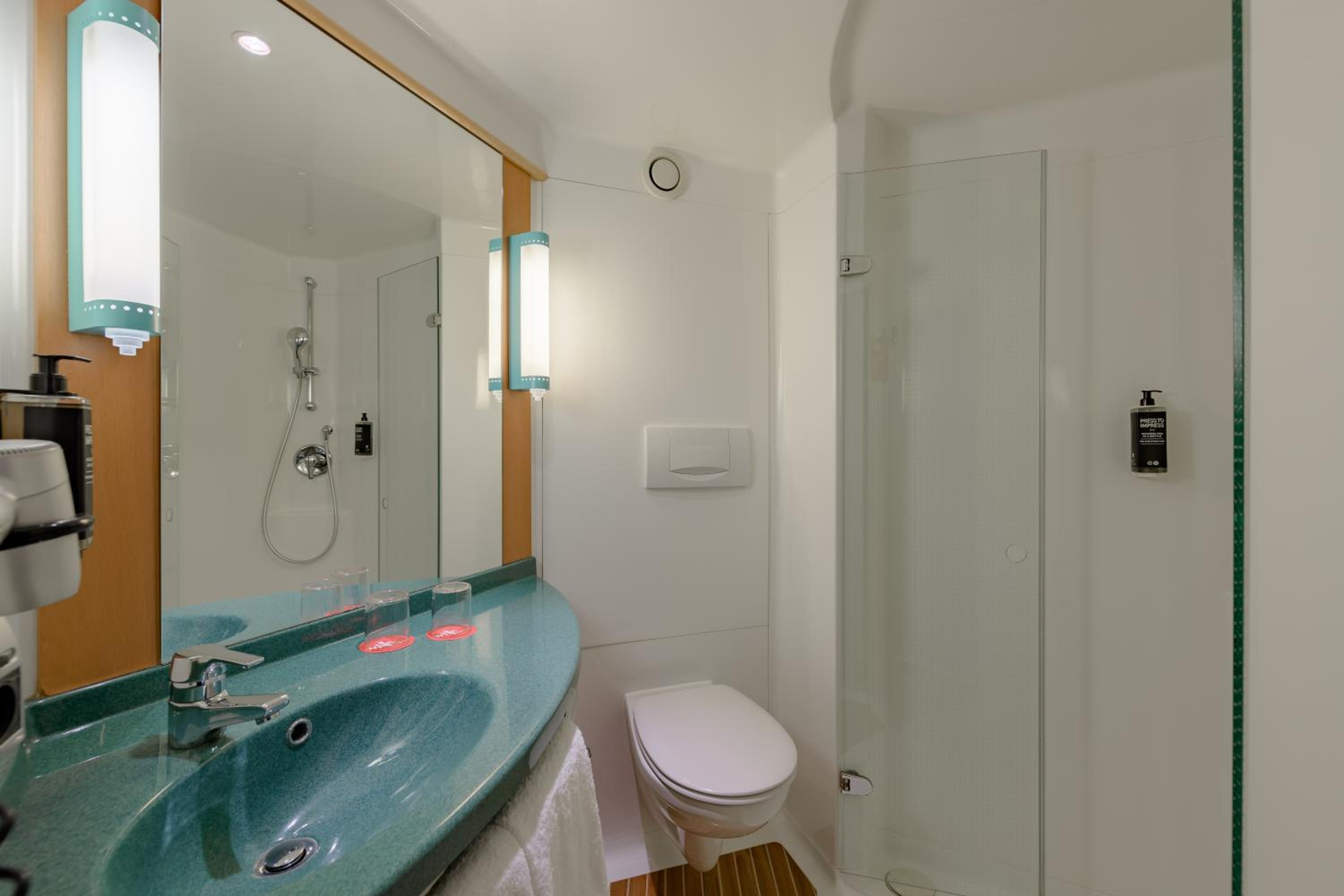 Standard Double Room - Photo 36