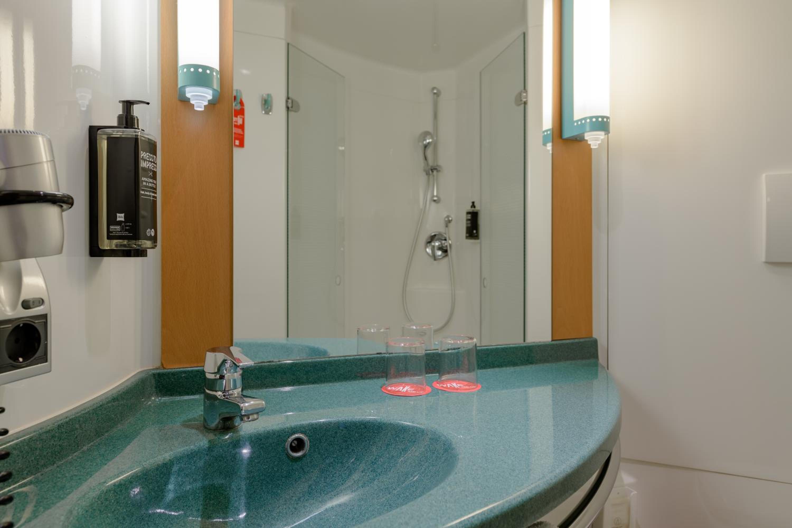 Standard Double Room - Photo 34
