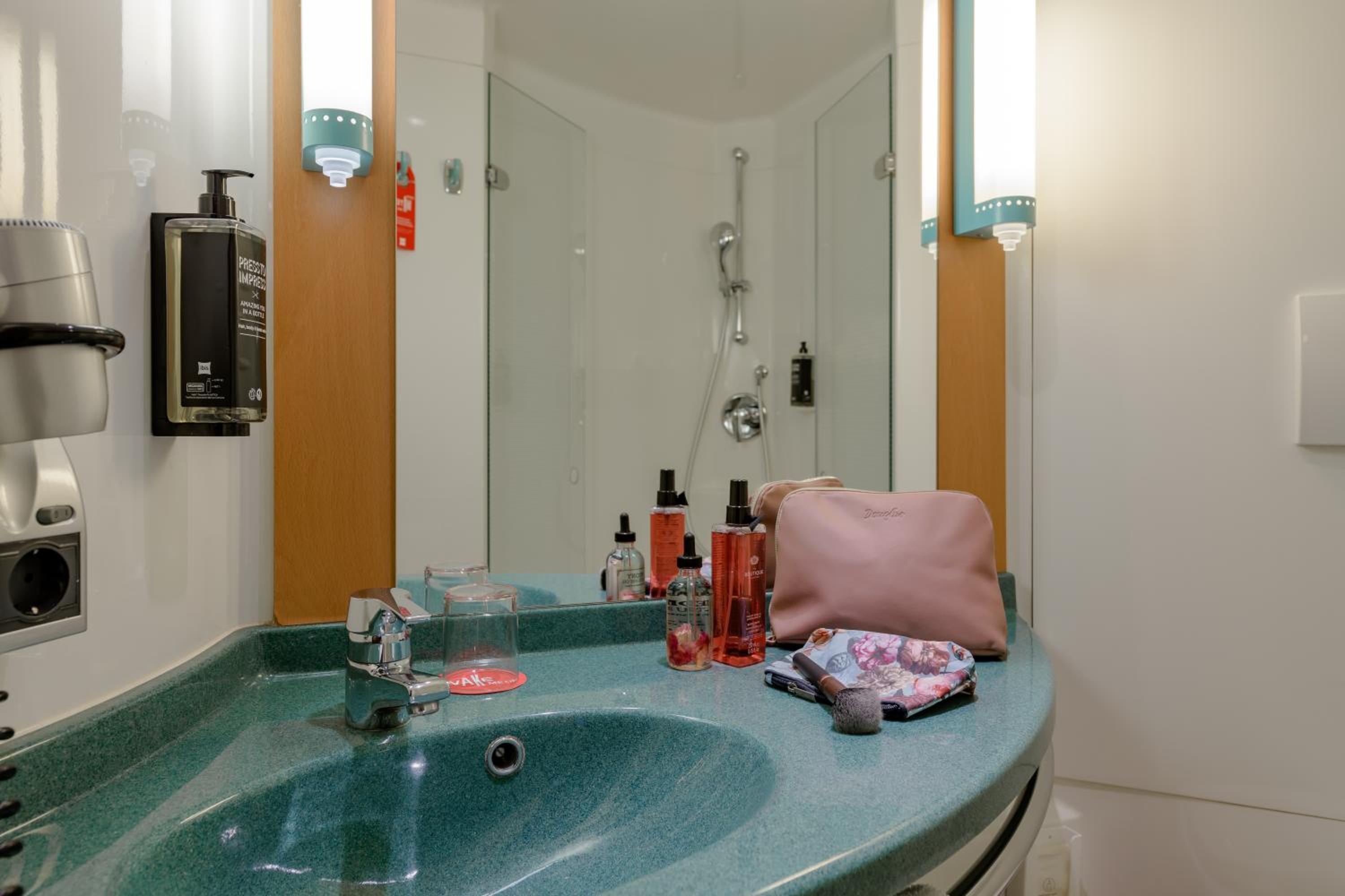 Standard Double Room - Photo 35