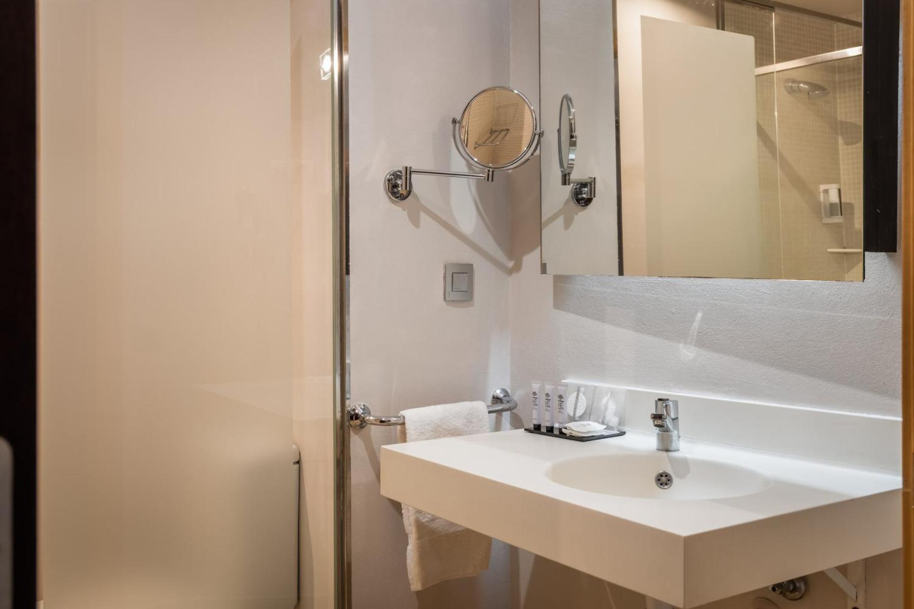 Double or Twin Room - Photo 11