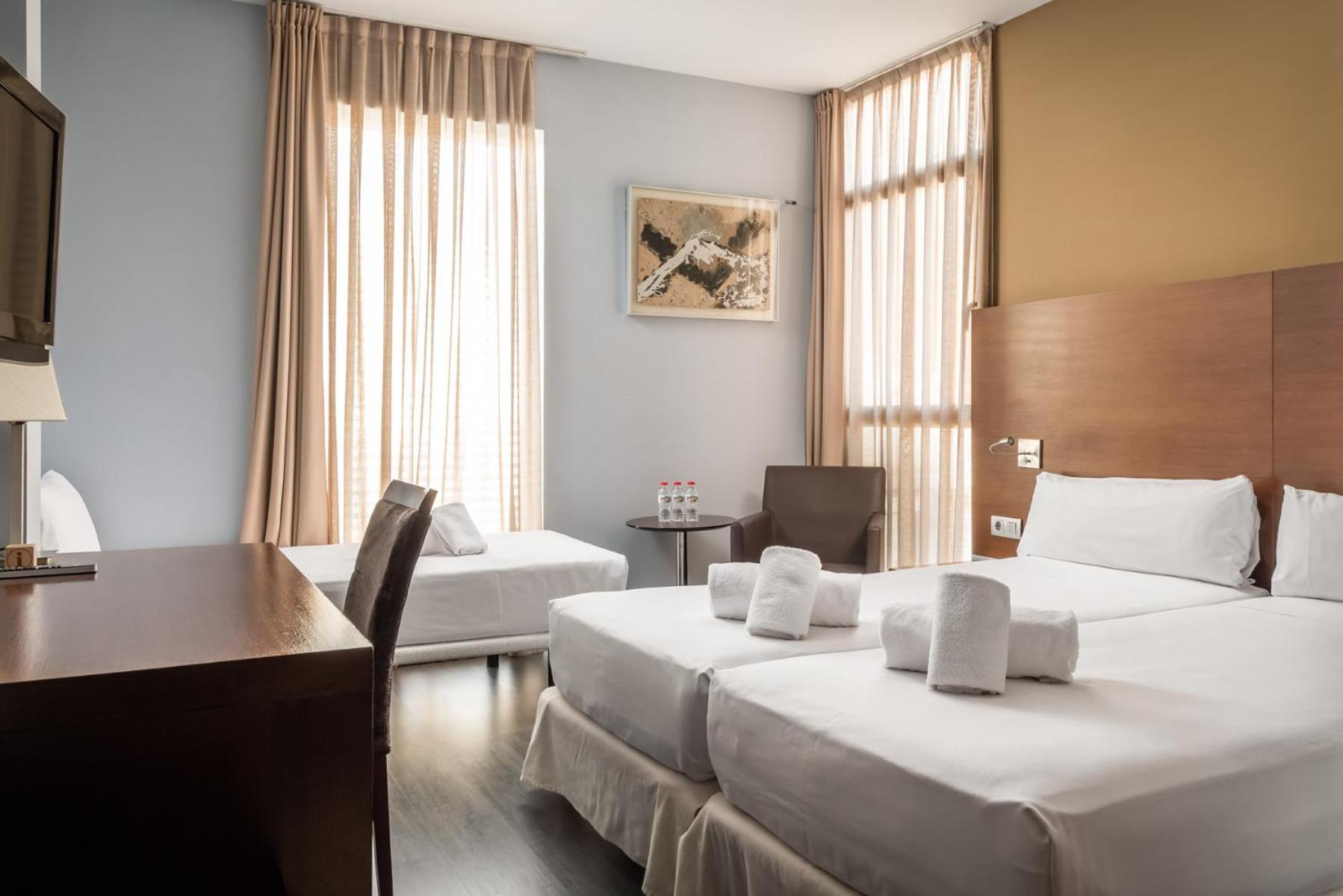 Triple Room (2 Adults + 1 Child) - Photo 1