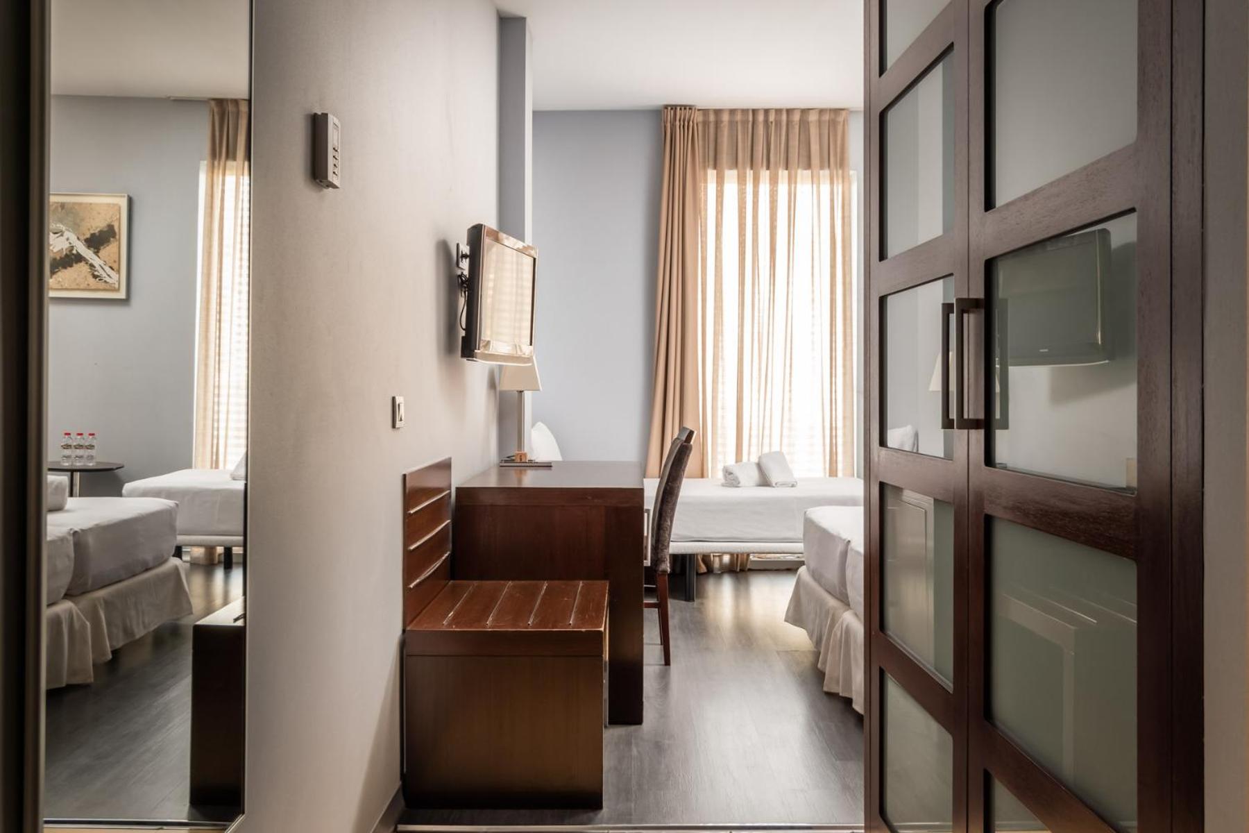 Triple Room (2 Adults + 1 Child) - Photo 4