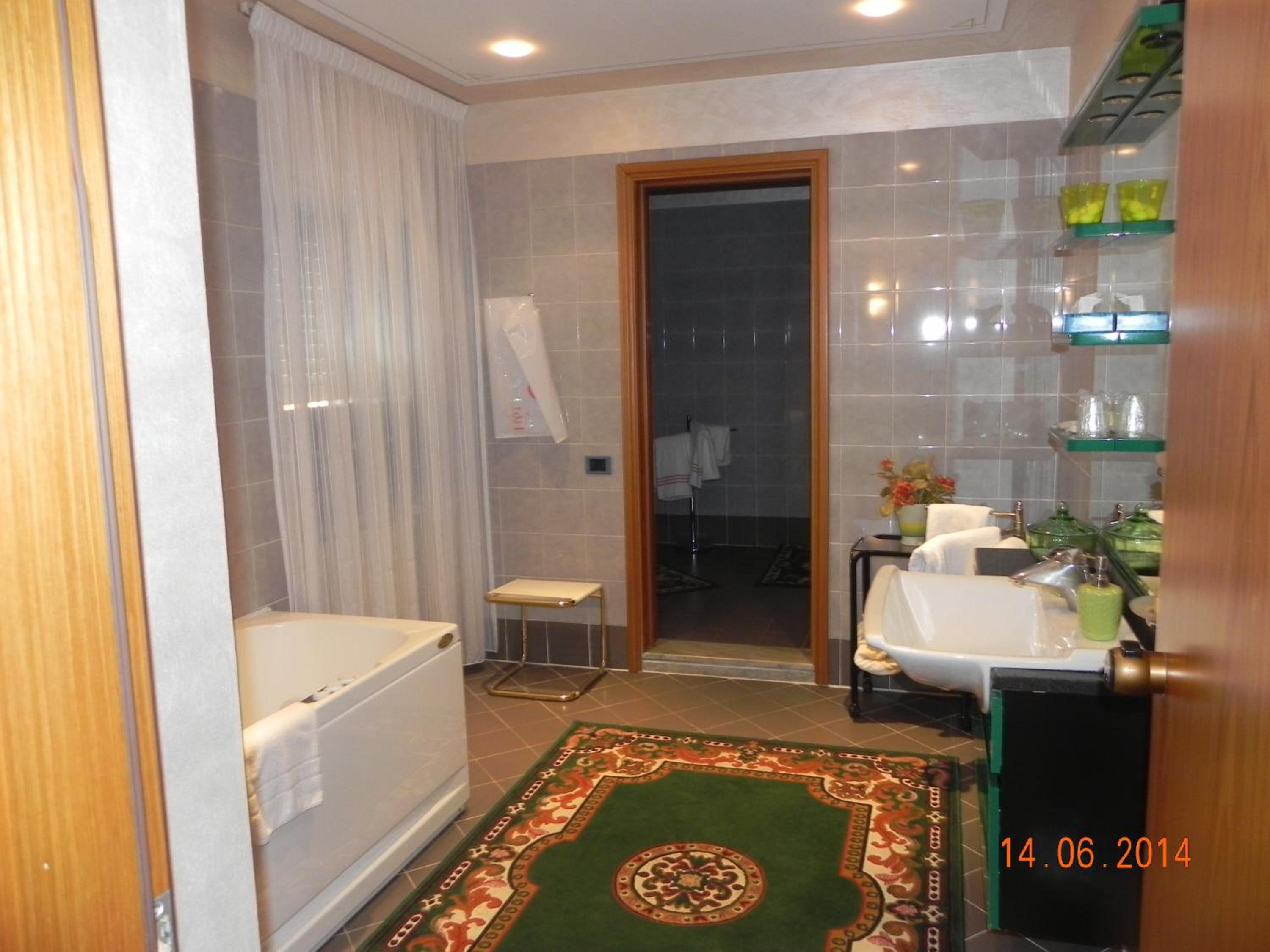 Suite with Balcony - Photo 4