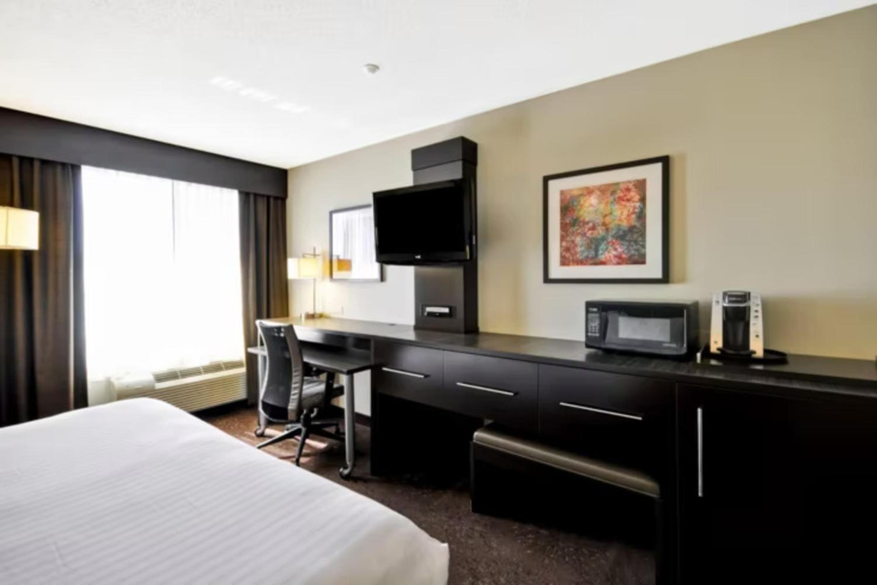 Standard King Room - Photo 6