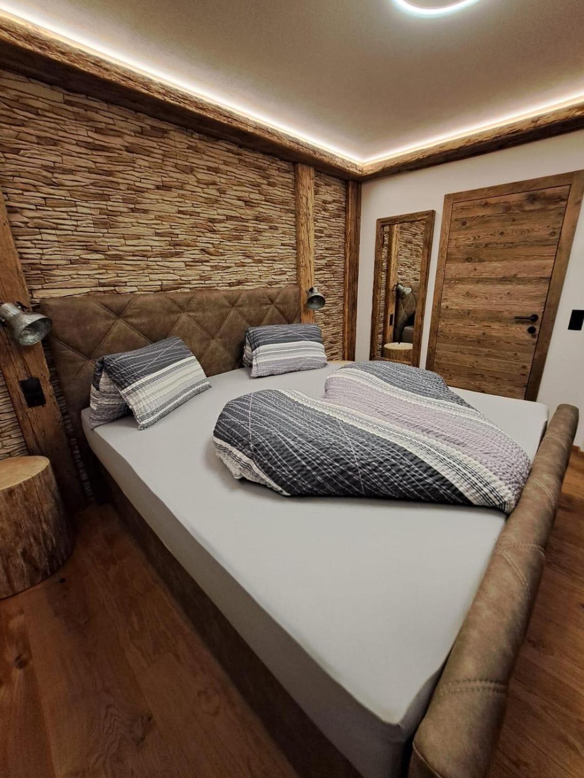 Two-Bedroom Apartment with Shower  photo 1