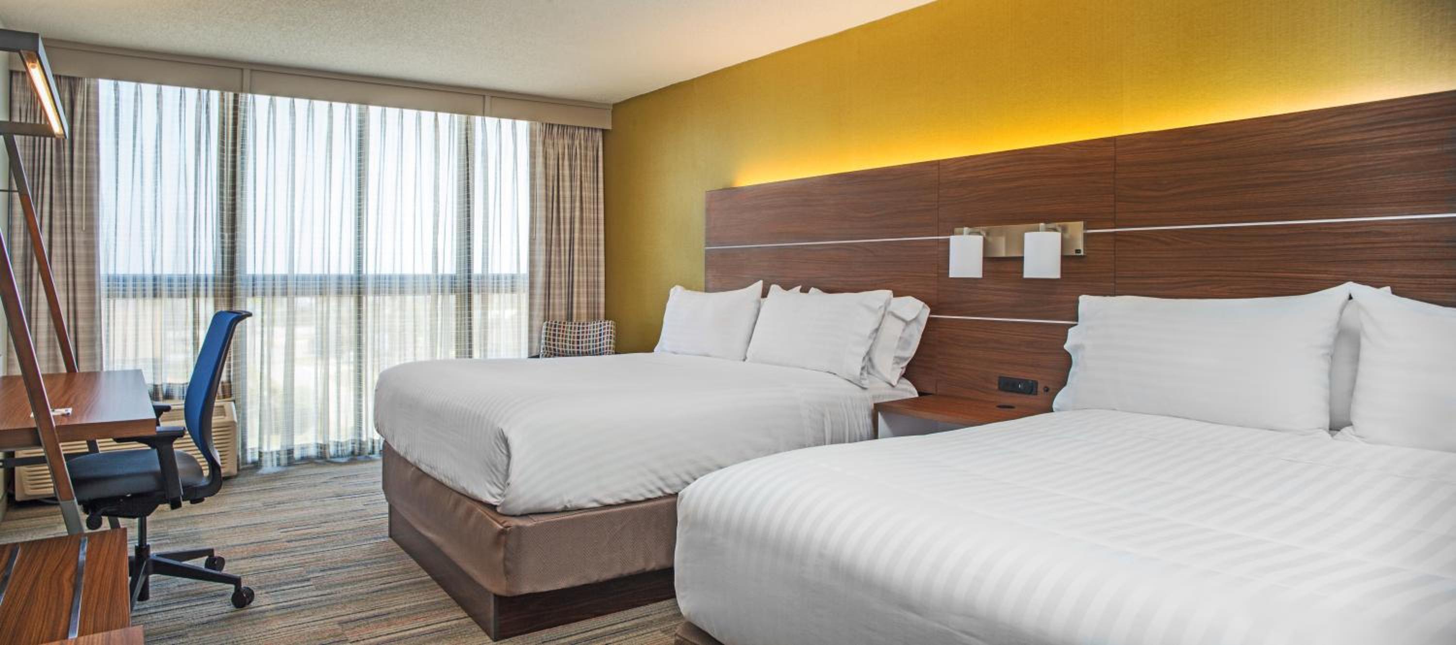 Standard Queen Room with Two Queen Beds and Mobility Accessible Tub photo 1