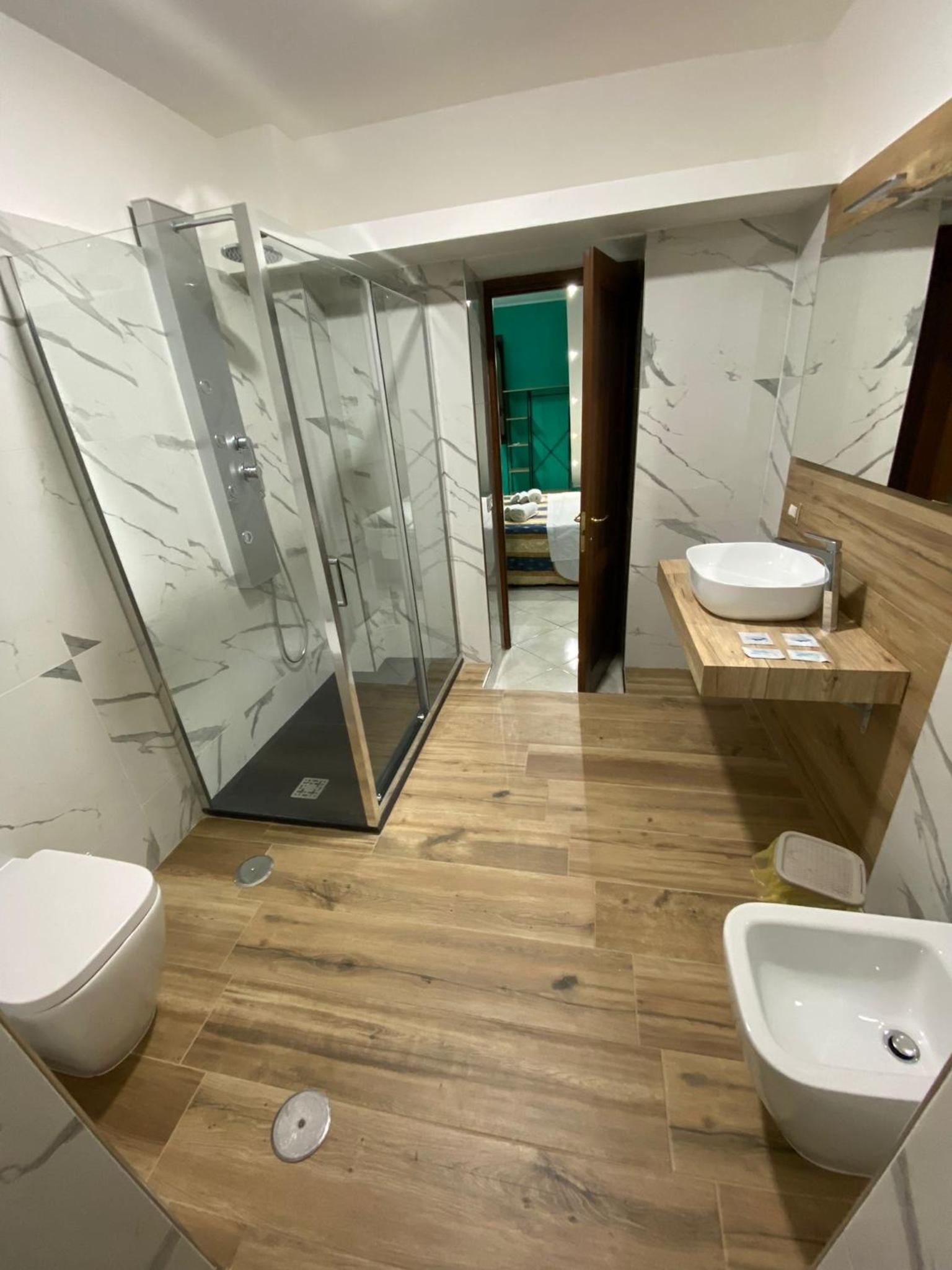 Deluxe Room (2 Adults + 1 Child) - Photo 2