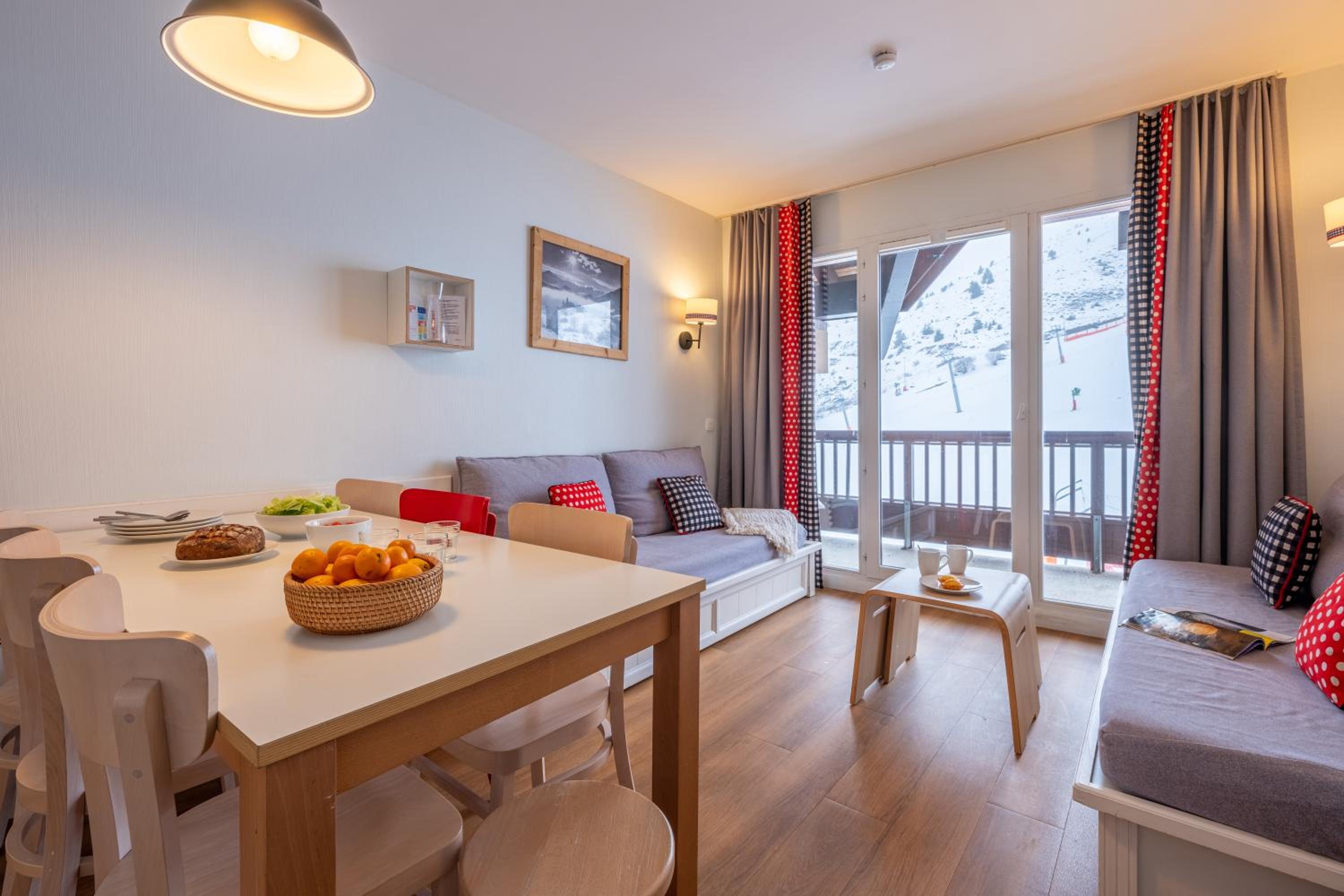 One-Bedroom Apartment with Sleeping Alcove (6 People)