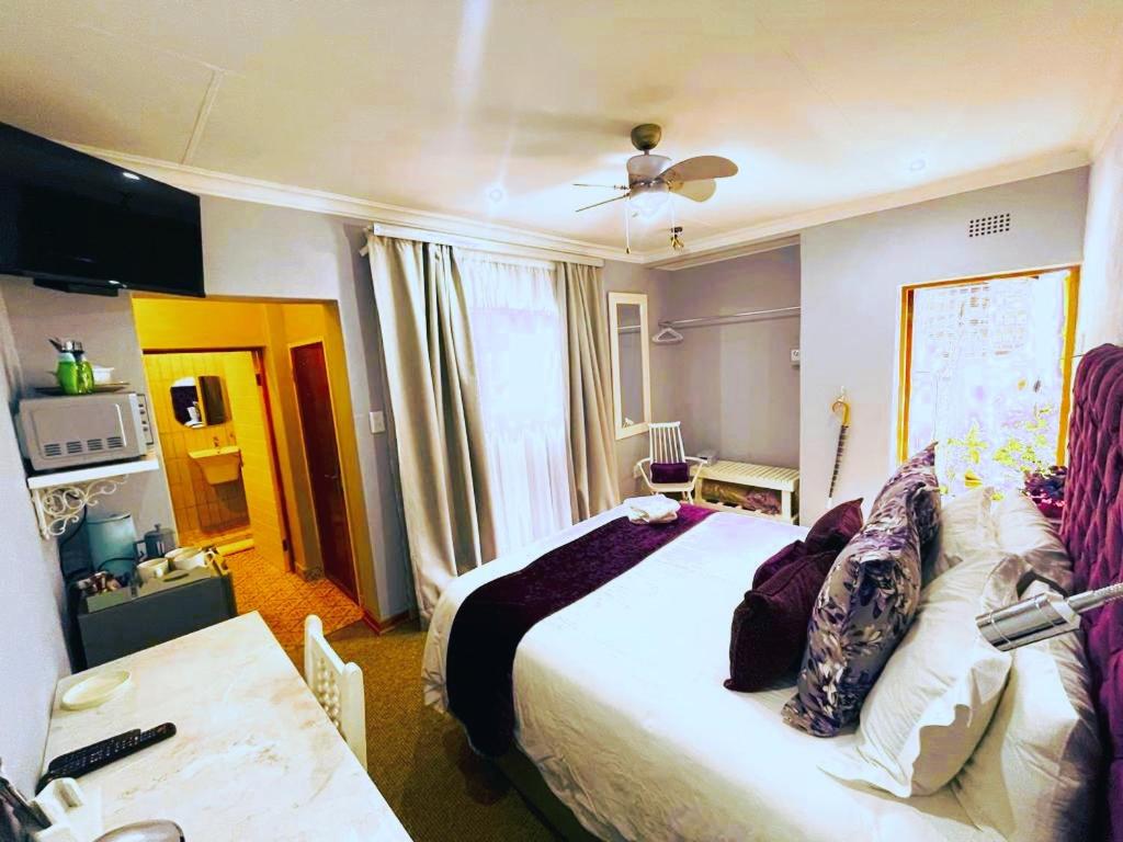Standard Queen Room photo 3
