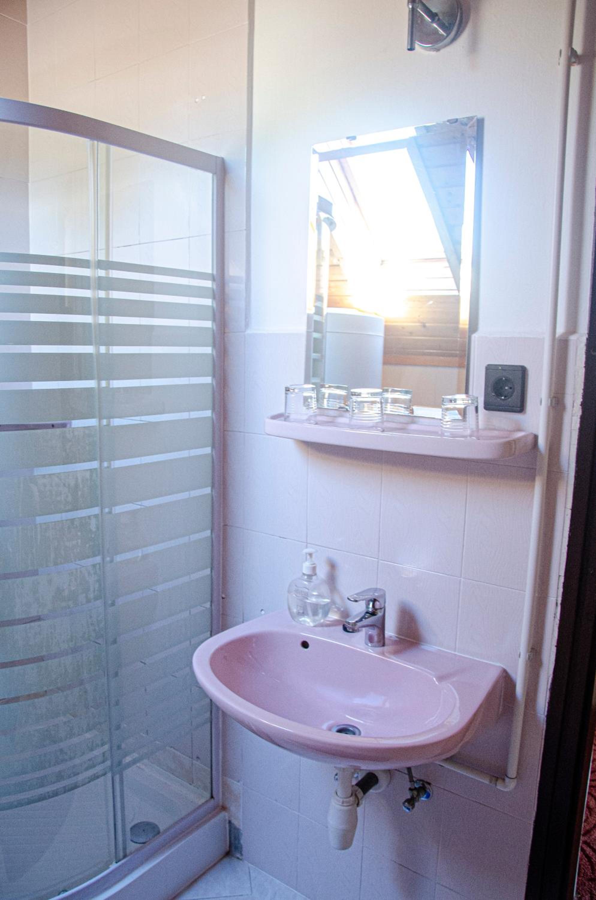 Standard Twin Room with Mountain View photo 2