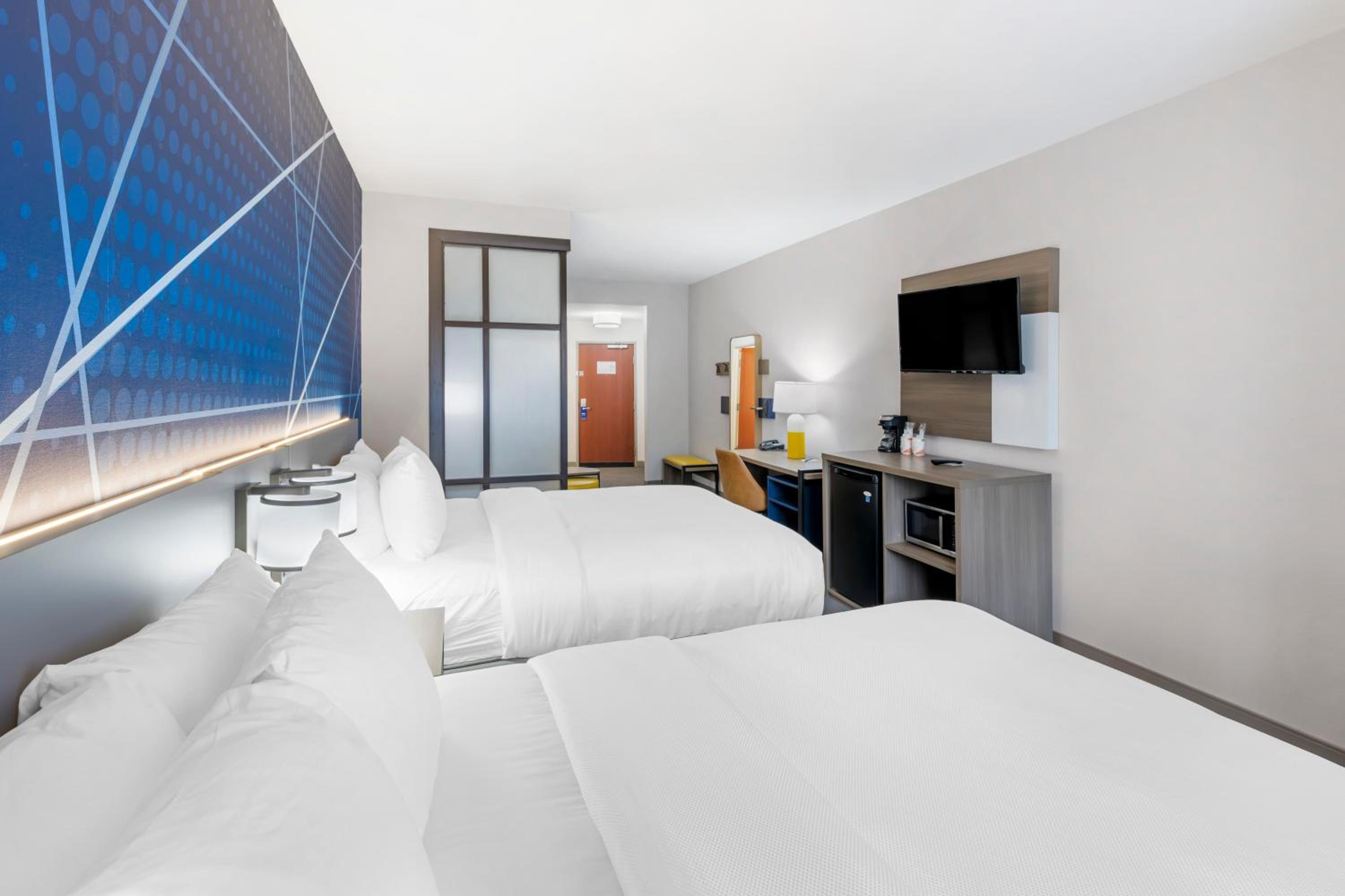 Queen Suite with Two Queen Beds - Non-Smoking - Photo 4