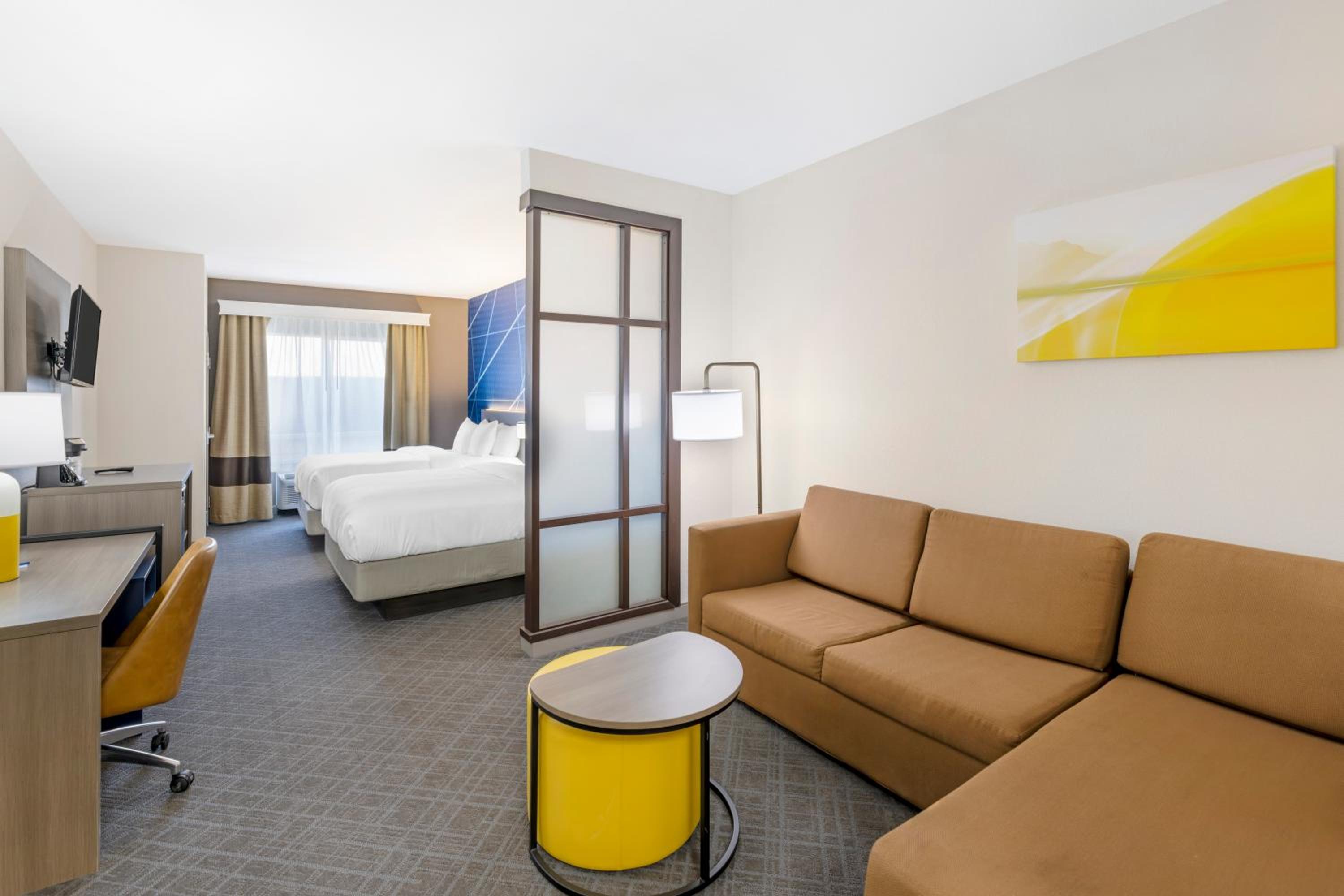Queen Suite with Two Queen Beds - Non-Smoking - Photo 3