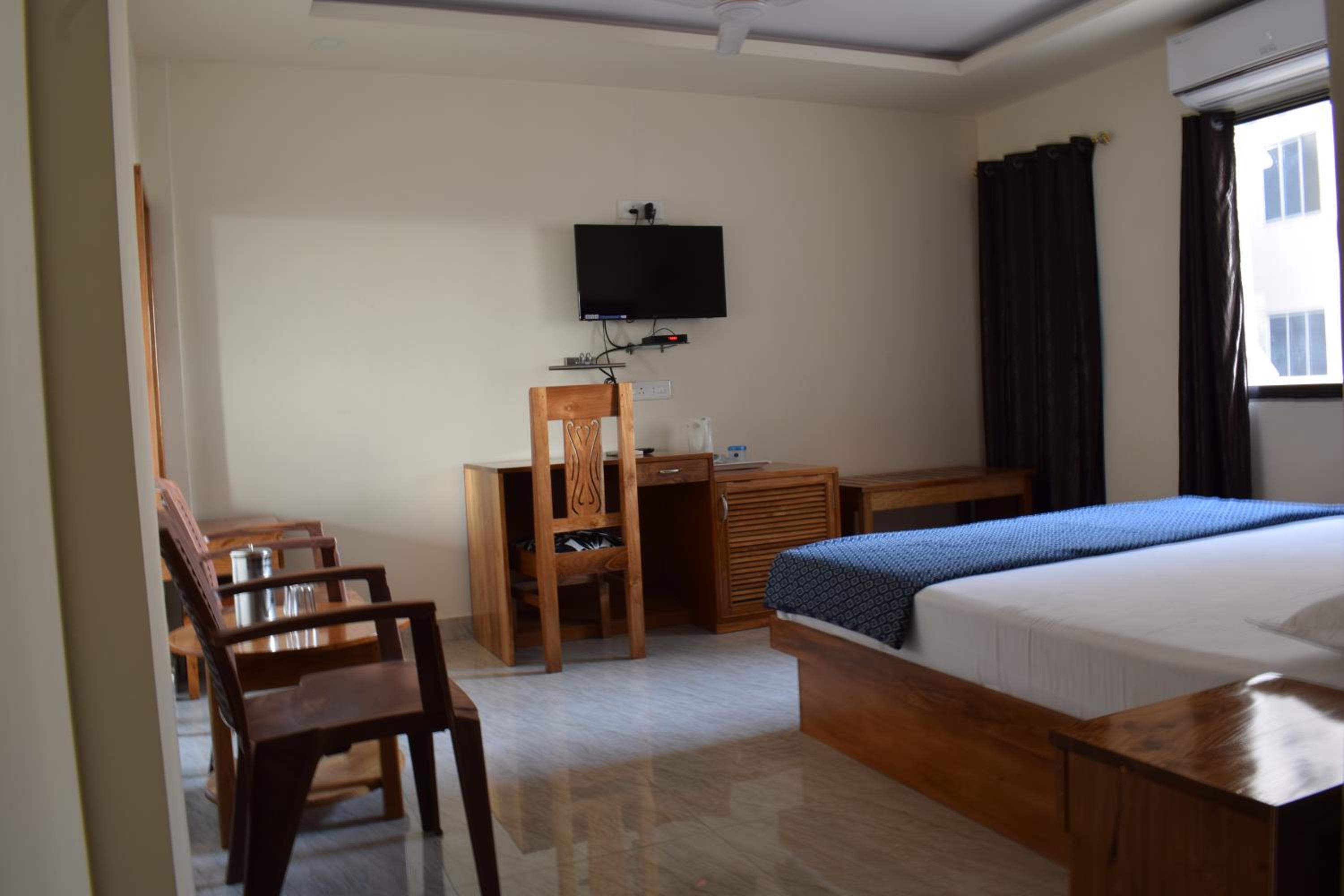 Deluxe Double Room (2 Adults + 1 Child)