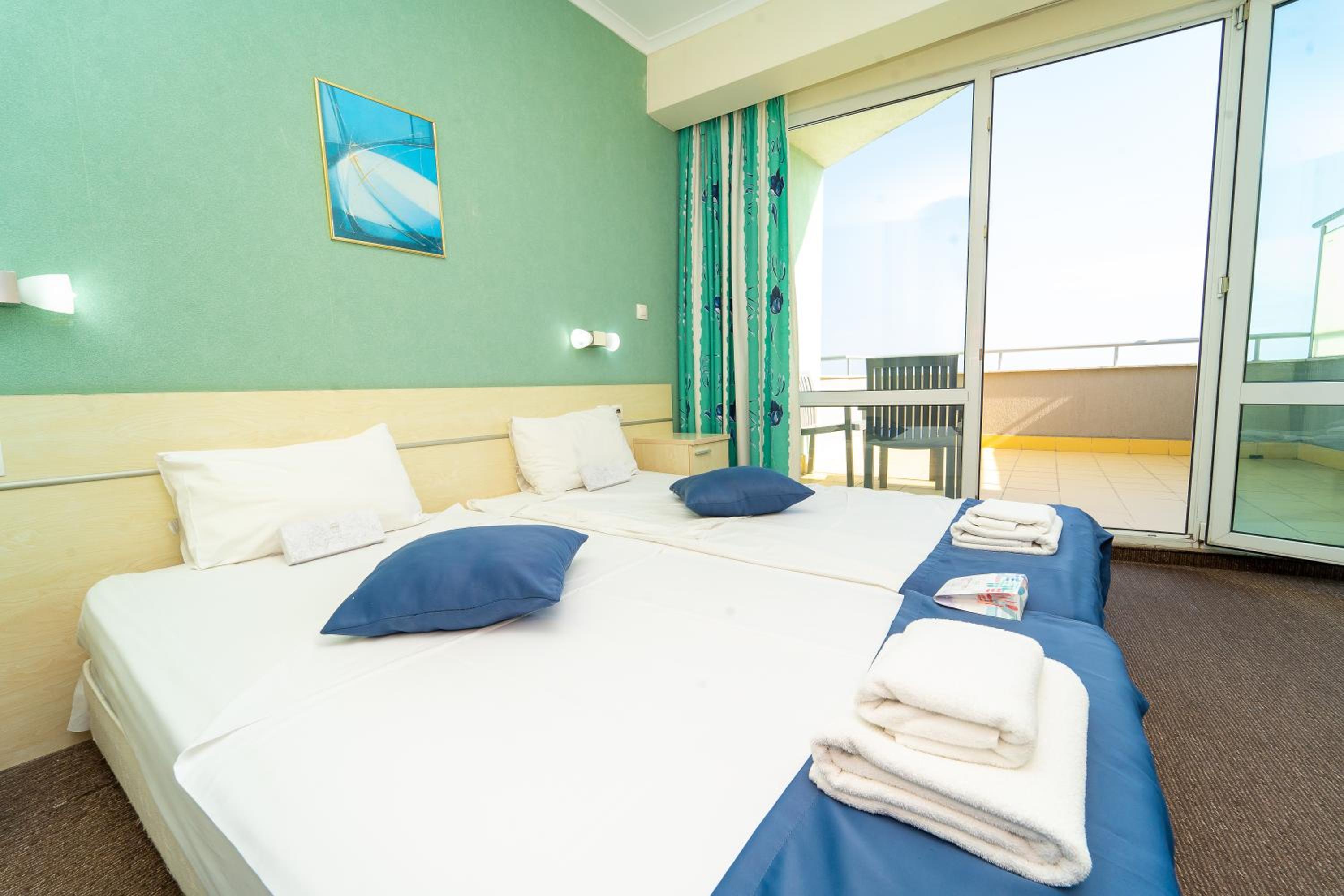Double or Twin Room with Balcony - Free Beach Access - Photo 4