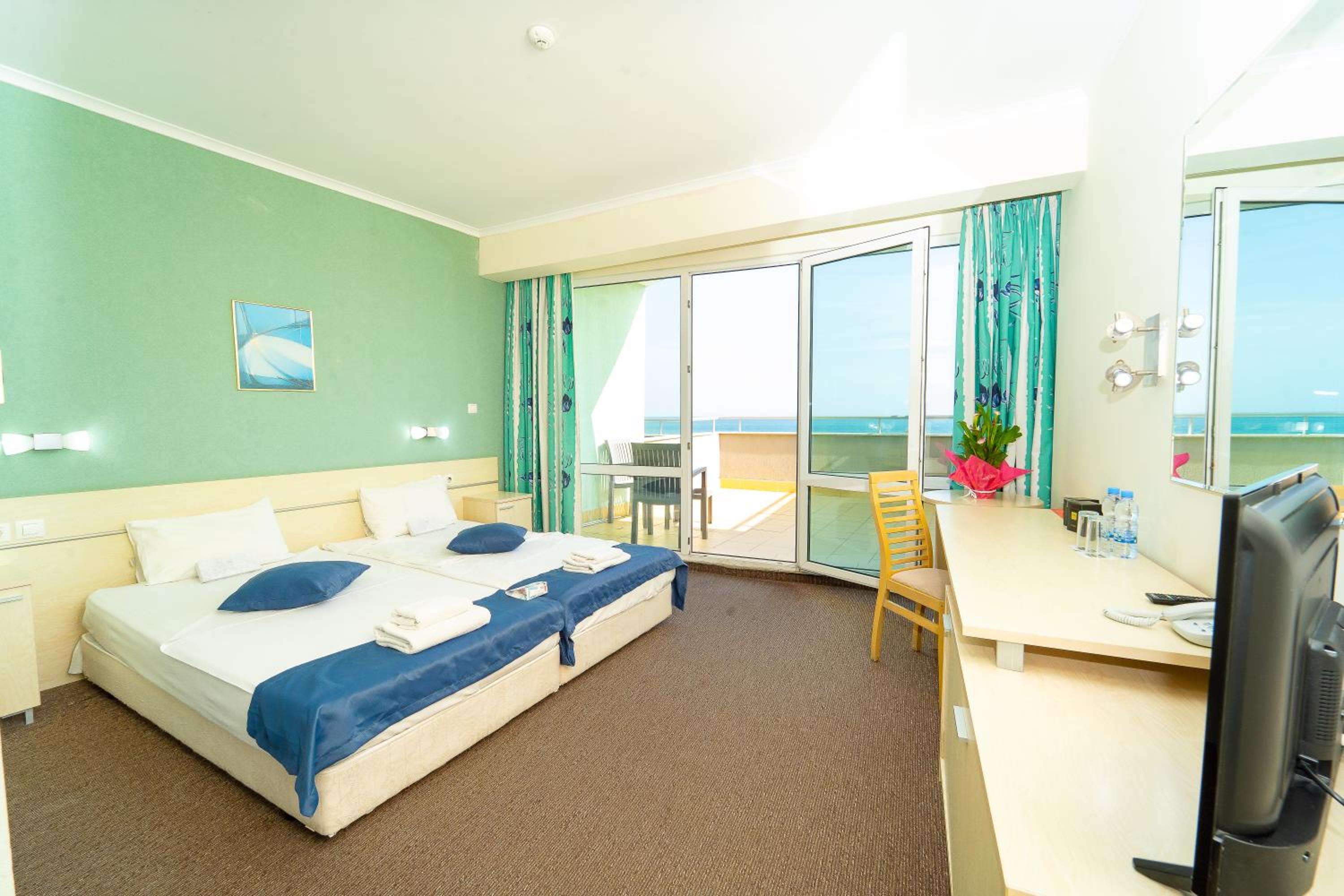 Double or Twin Room with Balcony - Free Beach Access - Photo 5