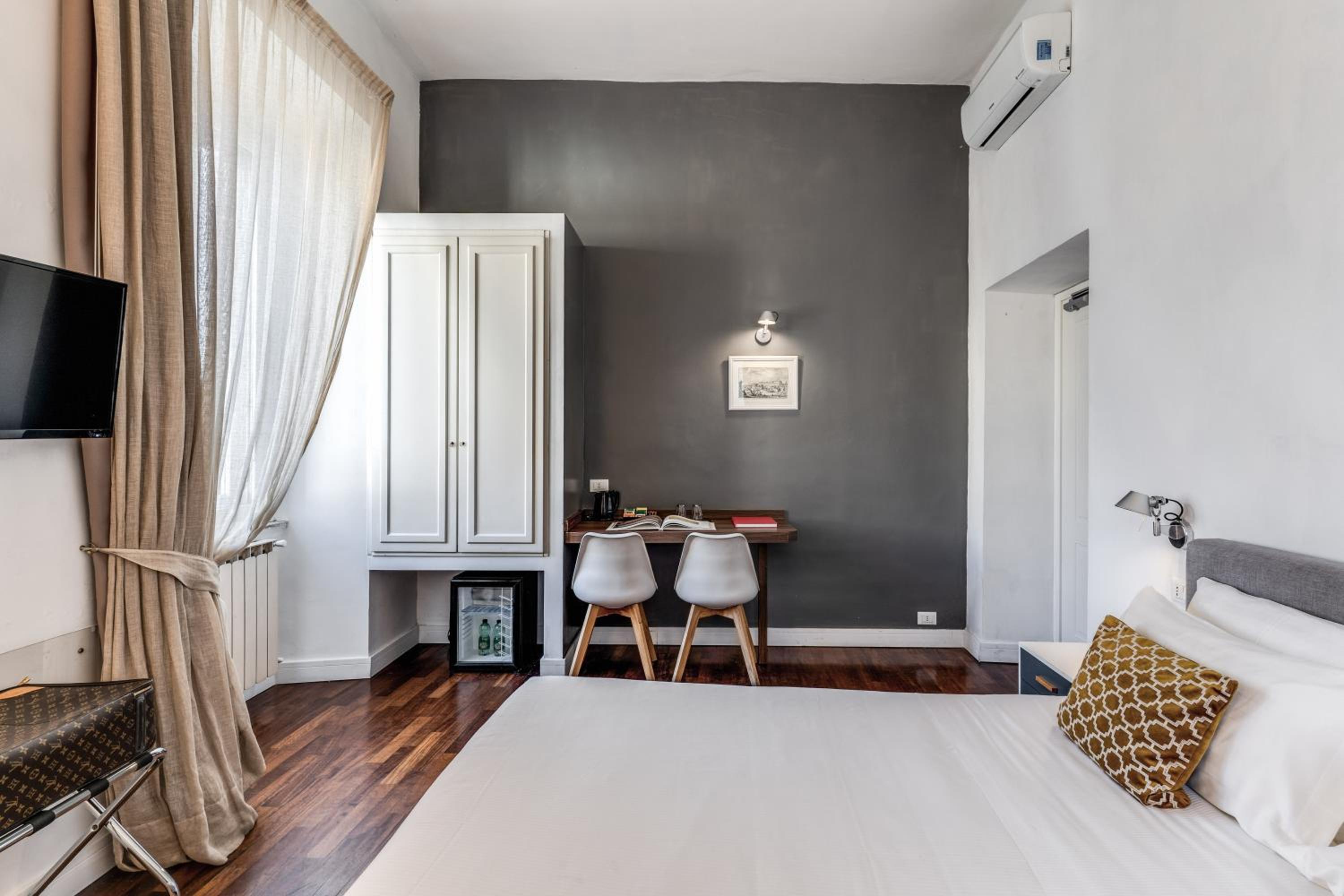 Deluxe Double Room with City View photo 2