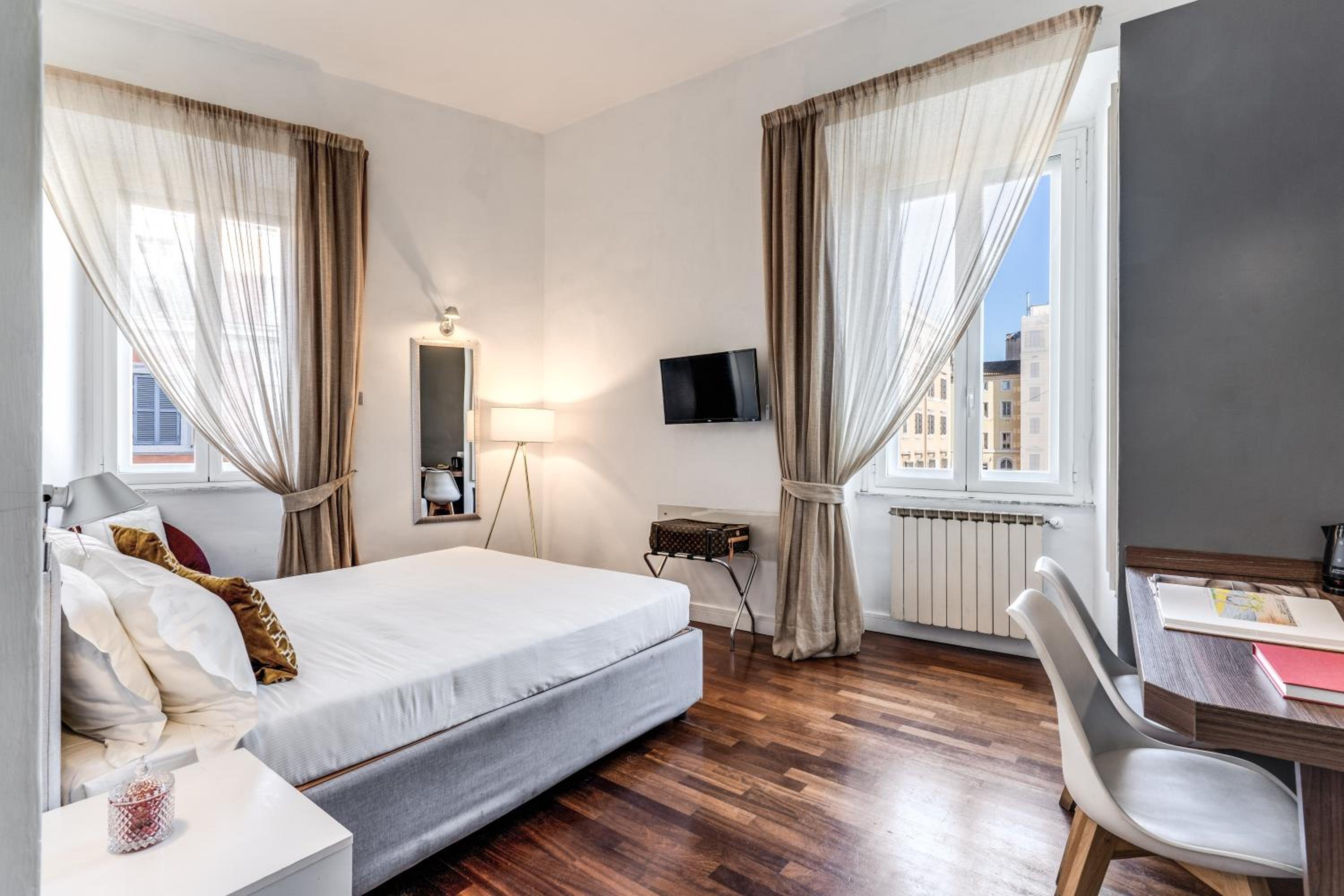 Deluxe Double Room with City View photo 2