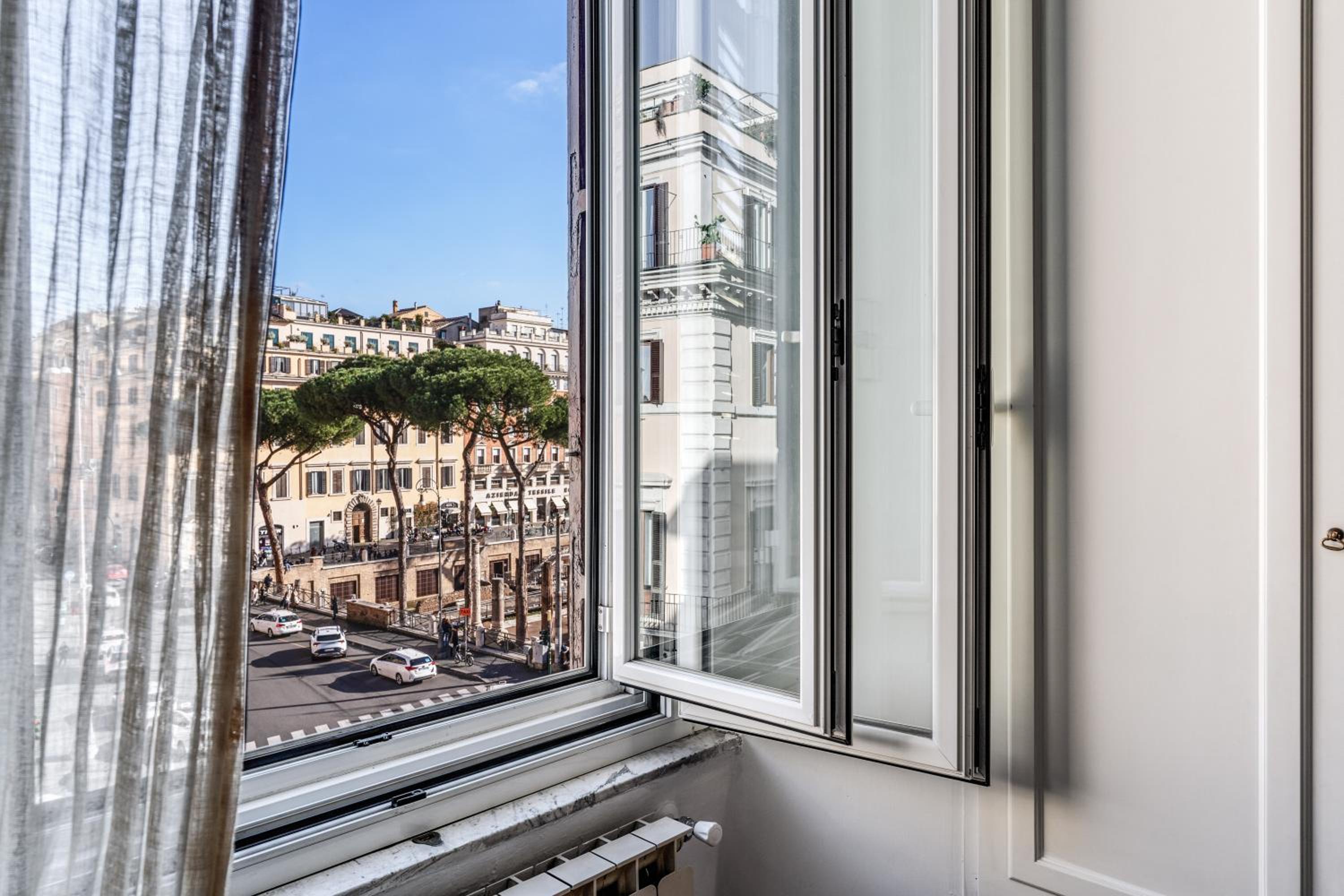 Deluxe Triple Room with City View photo 3