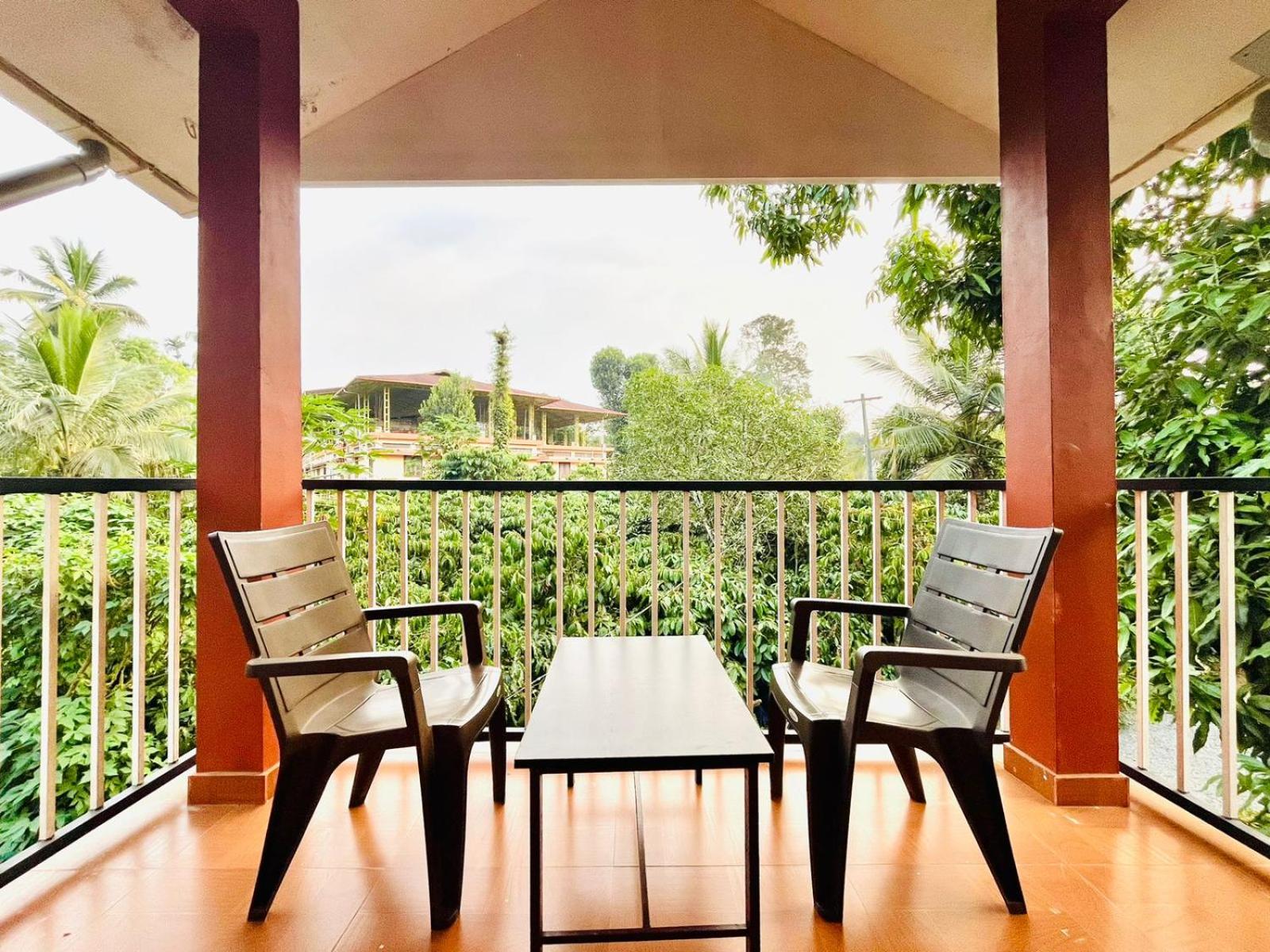 Quadruple Room with Balcony - Photo 9