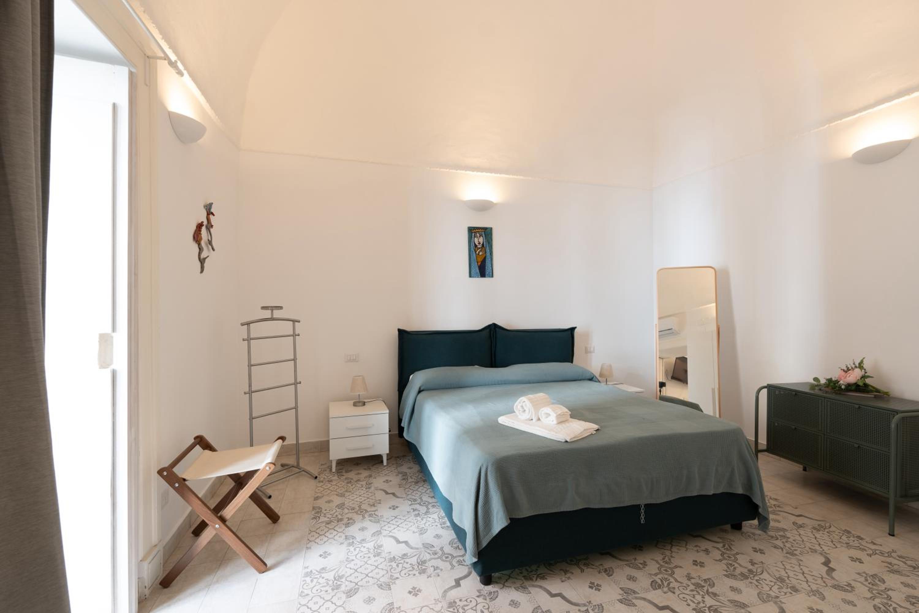 One-Bedroom Apartment photo 2