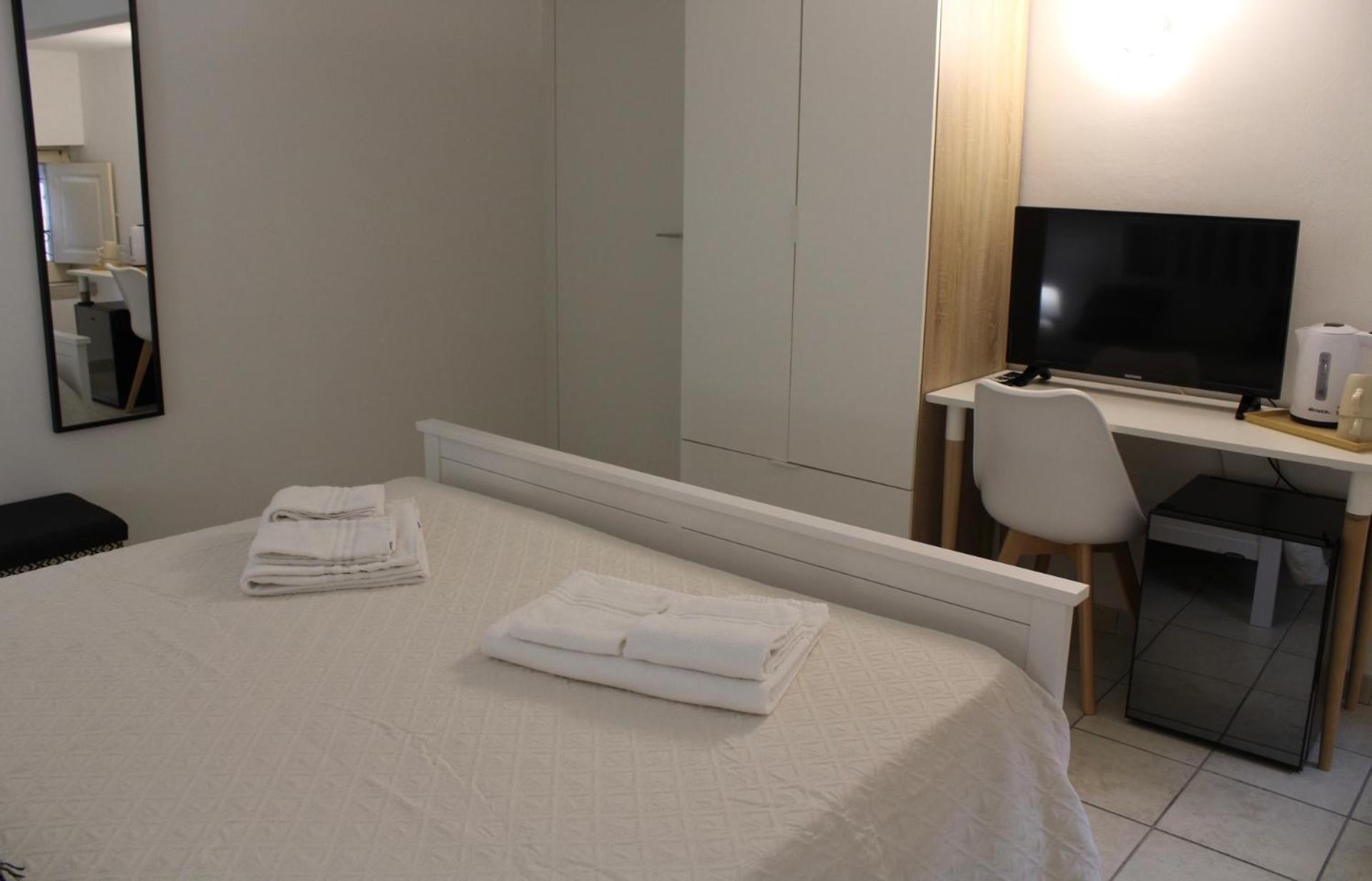 Standard Double Room with Shared Bathroom