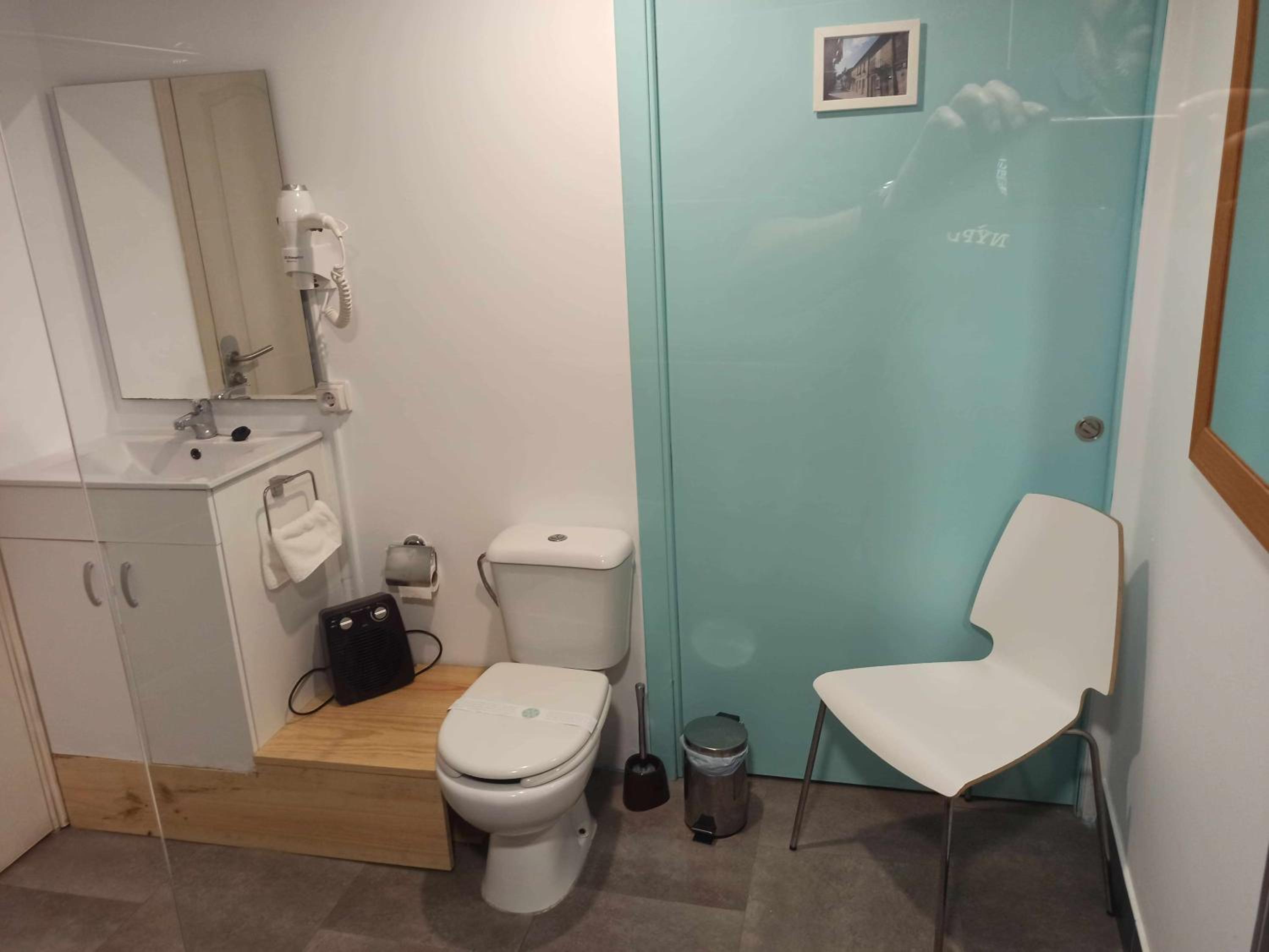 Double Room with Private Bathroom - Photo 8