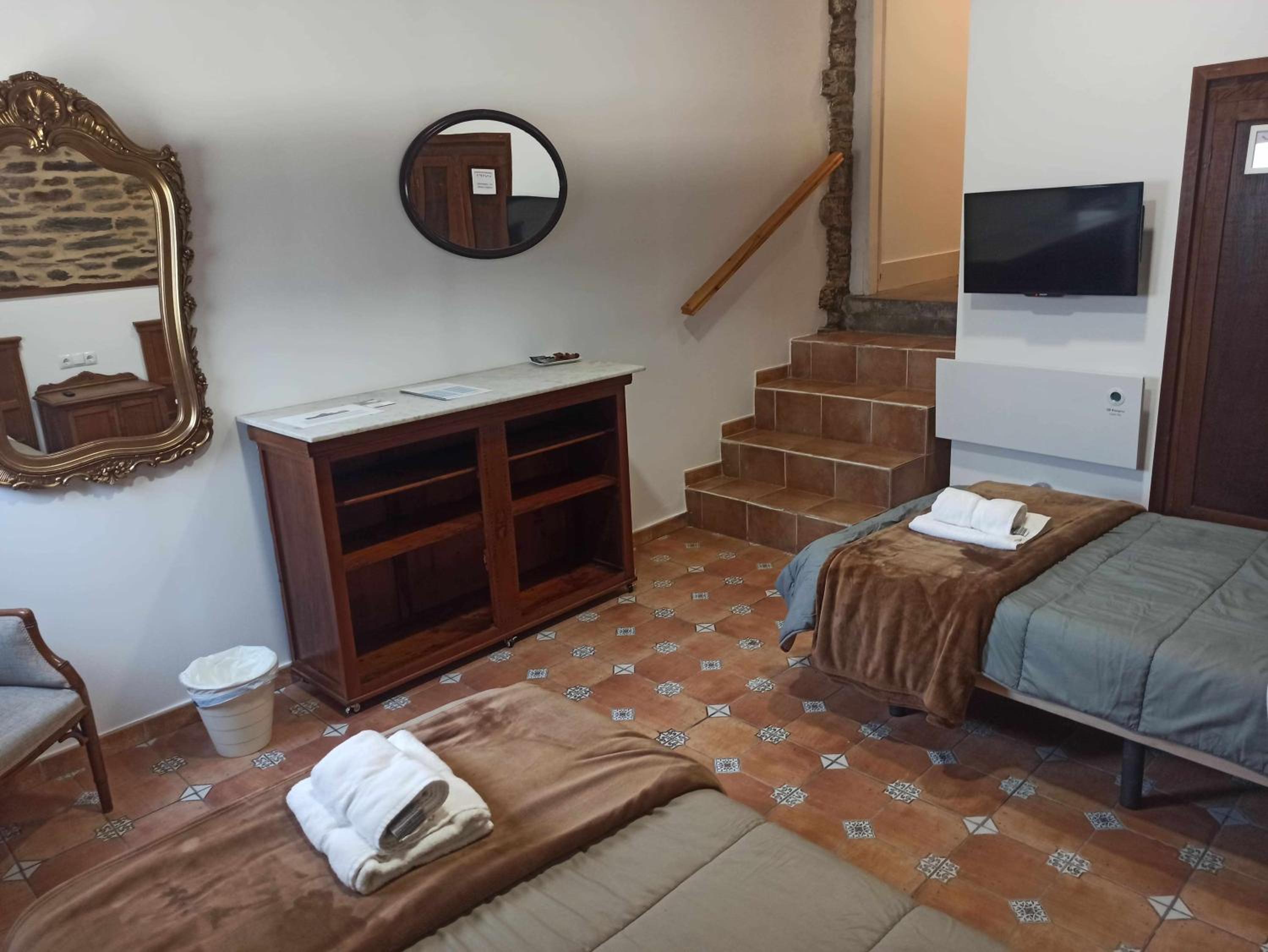 Double Room with Private Bathroom - Photo 10