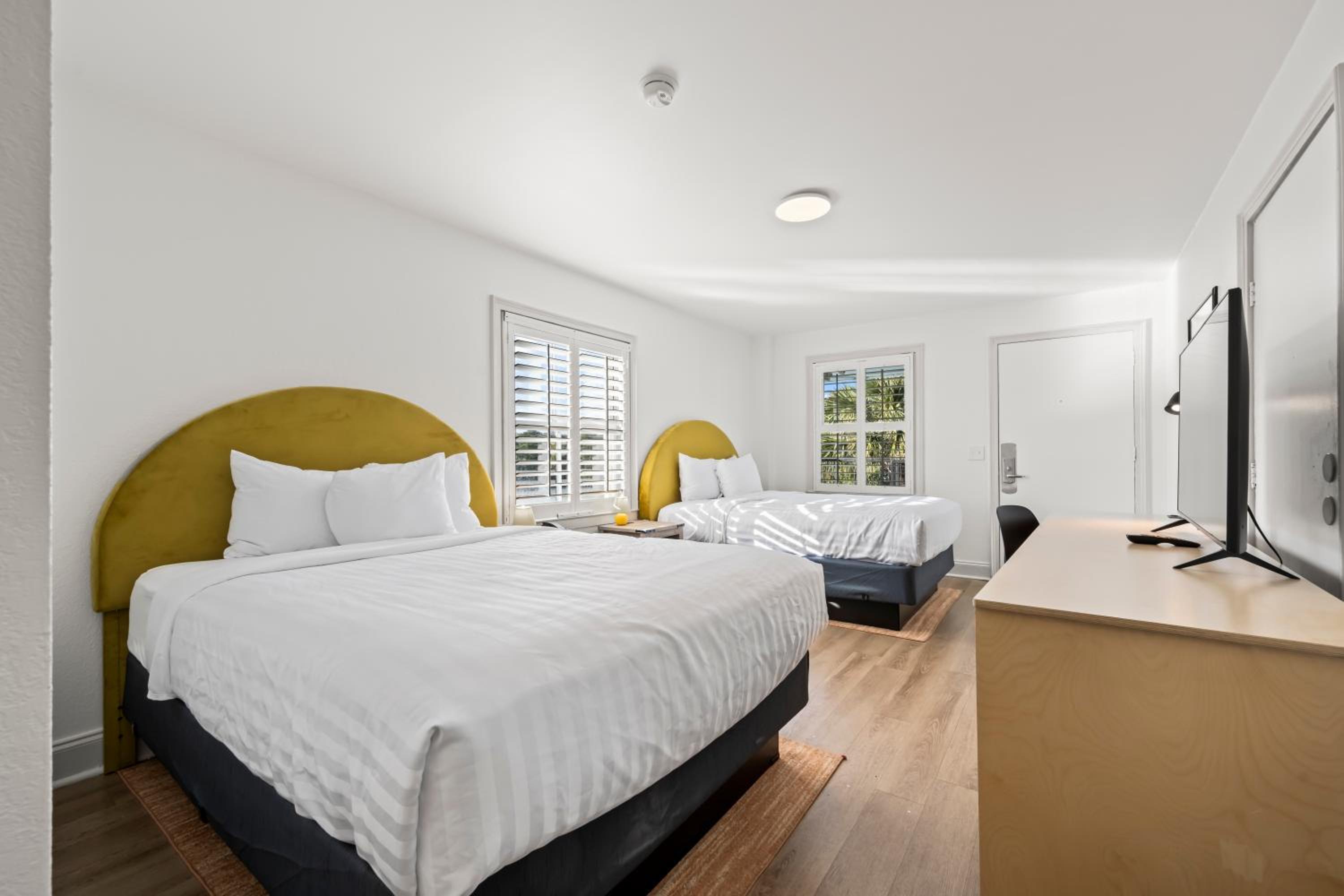 2 Queen Beds - Corner Creek View photo 1