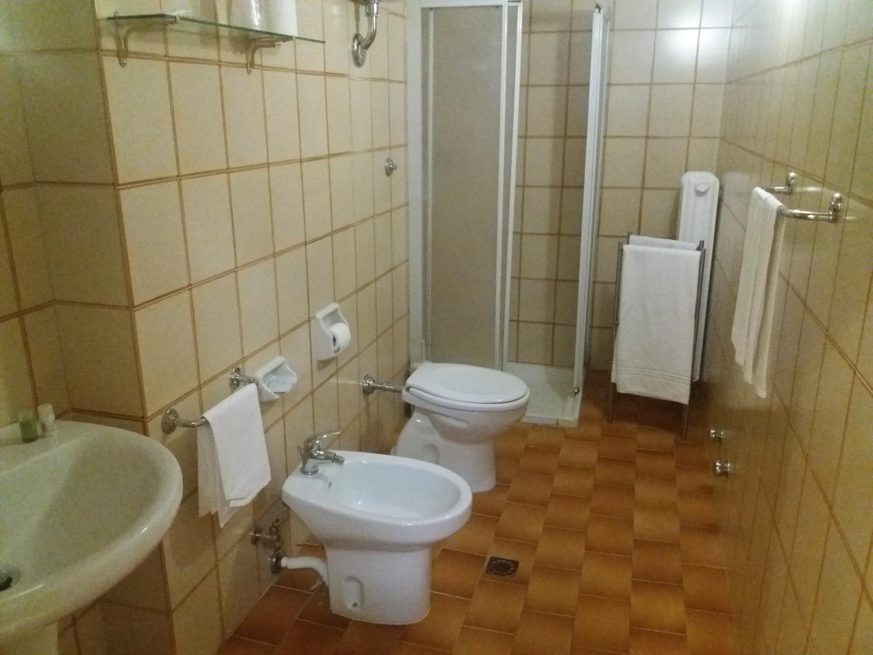 Twin Room - Photo 3